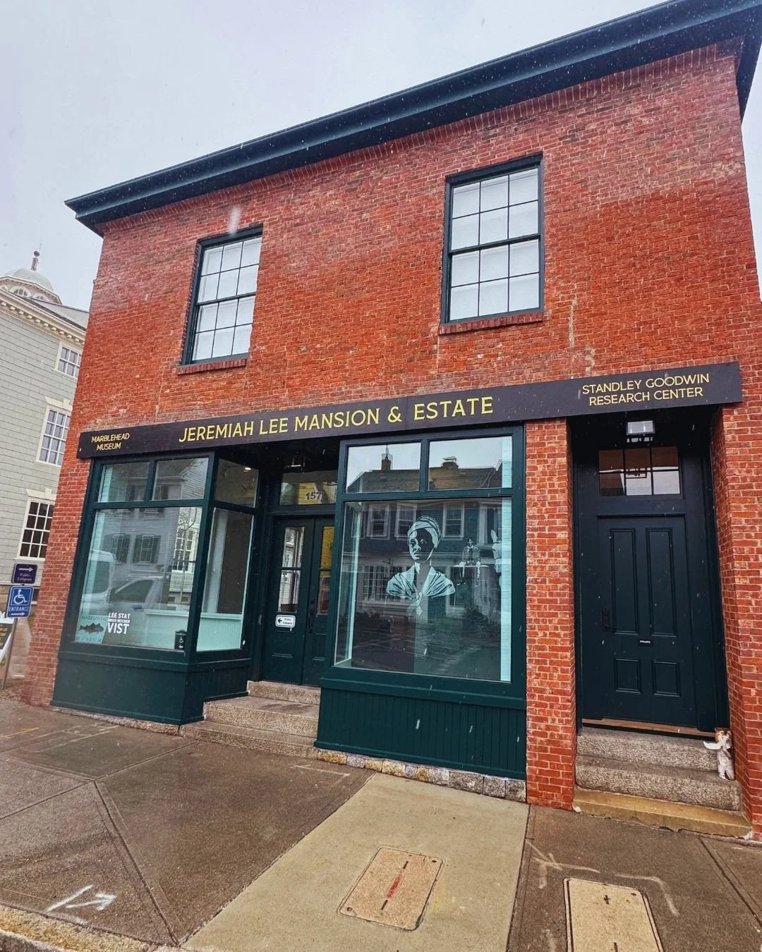 Brand new 27-foot'r for the Marblehead Museum! This classic gold leaf on black sign was a true team effort from the custom mill cuts to my MVP installers. So happy to finally have this one up after a long winter of weather delays, despite a springtim