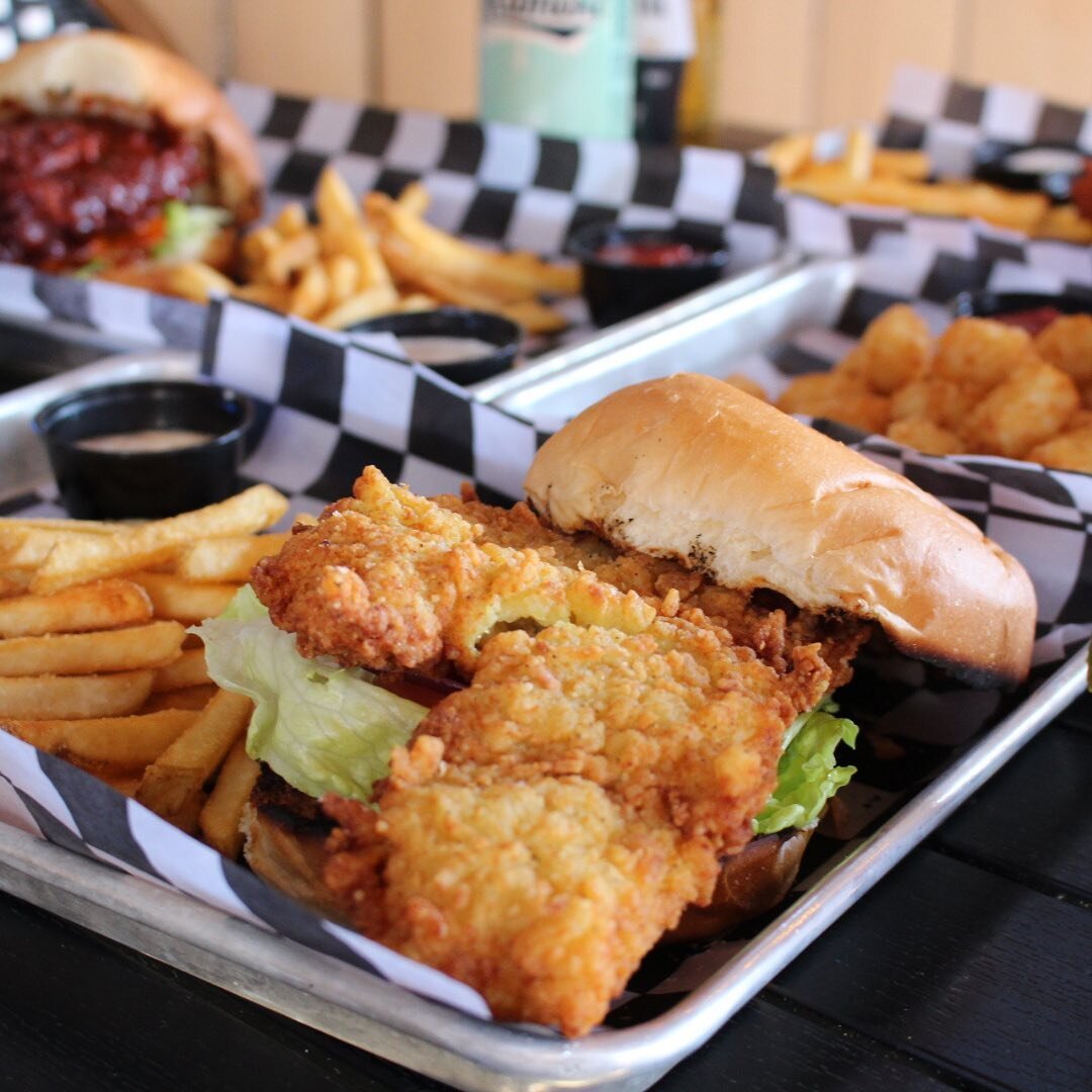 Hand battered flounder, lettuce, tomato, and onion in between a toasted brioche roll makes up our Giant Fish Sandwich 🐟⠀
⠀
#cramertonnc #cramerton #gastoncounty #gastoncountync #gastonia #gastoniasmallbusiness #gastonianc #gastoneats #belmont #belmo