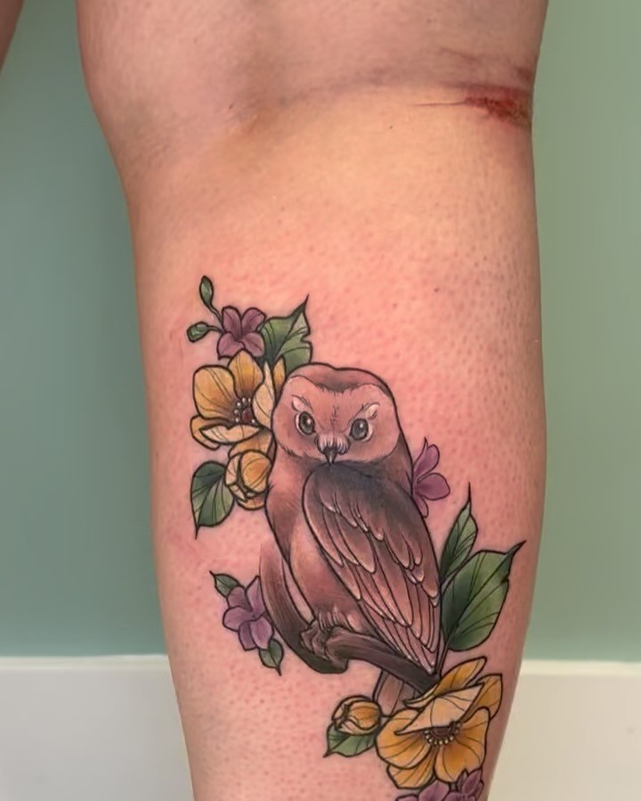 Whoooo&rsquo;s got great a personOWLity??? 

This leg tattoo took about 4 hours to complete. I love watching it come to life in the process. 

#NeoTraditionalTattoo #NeoTradTattoo #CustomTattooDesign #TattooAppointment #BookYourTattoo #TattooCollecto