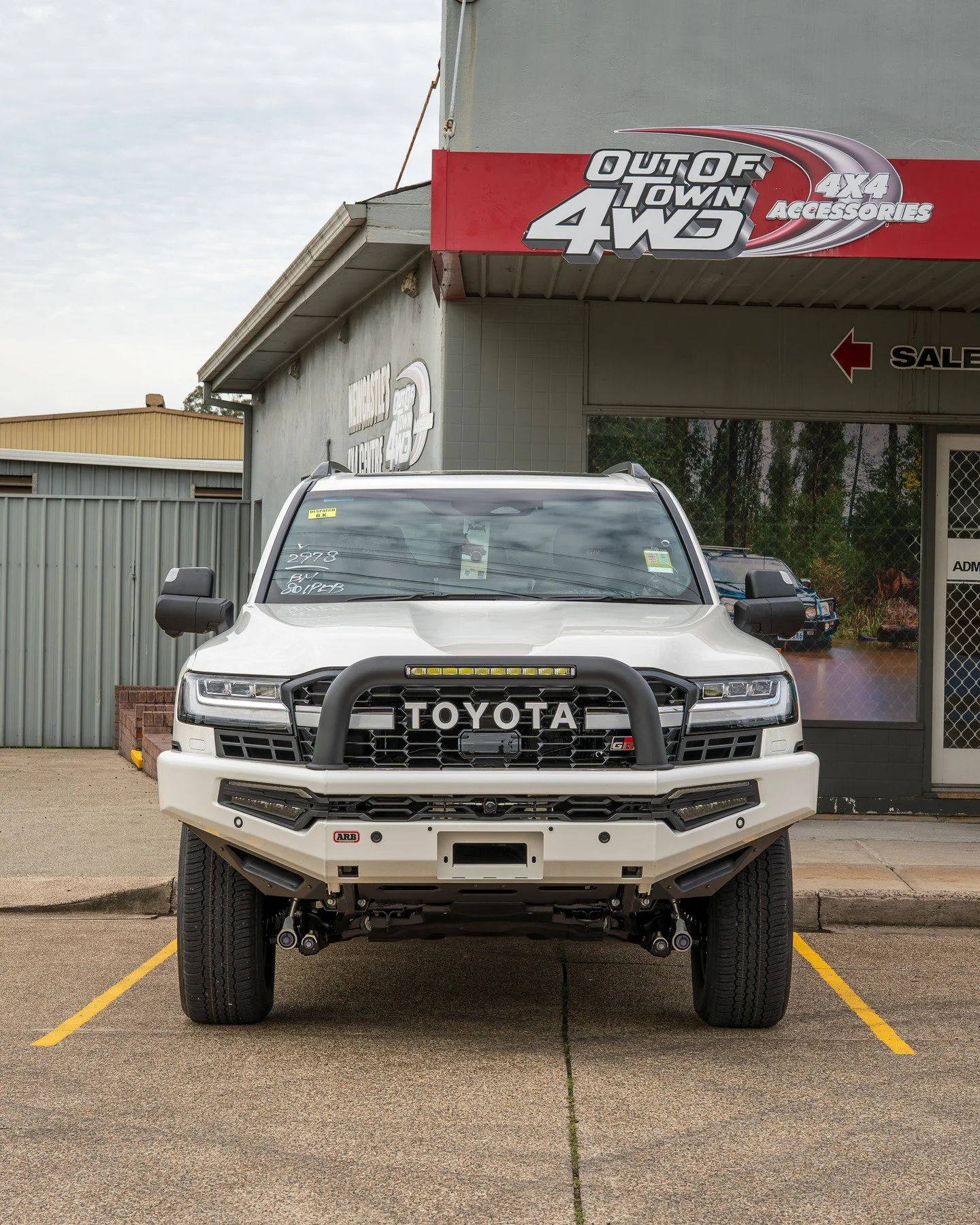 💥 PRE-REGO TRANSFORMATION

This brand-new Toyota LandCruiser 300 Series GR Sport didn't stay stock for long. Out Of Town 4WD Barnsley completely transformed it with the following:

✅ ARB Summit MKII Sahara Bar
✅ ARB Textured Hoop w/ LED Lightbar
✅ J