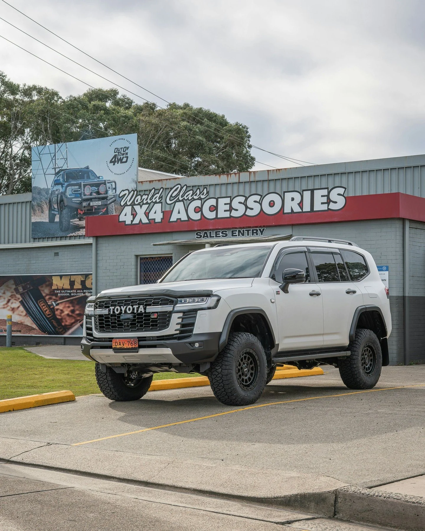 Built to carry more. Built to go further. 💪

This LC300 GR Sport recently rolled out of Out Of Town 4WD with a serious upgrade underneath, centred around a JMACX 4200kg GVM Upgrade.

Featuring a JMACX upgraded diff housing, Alpha manually adjustable