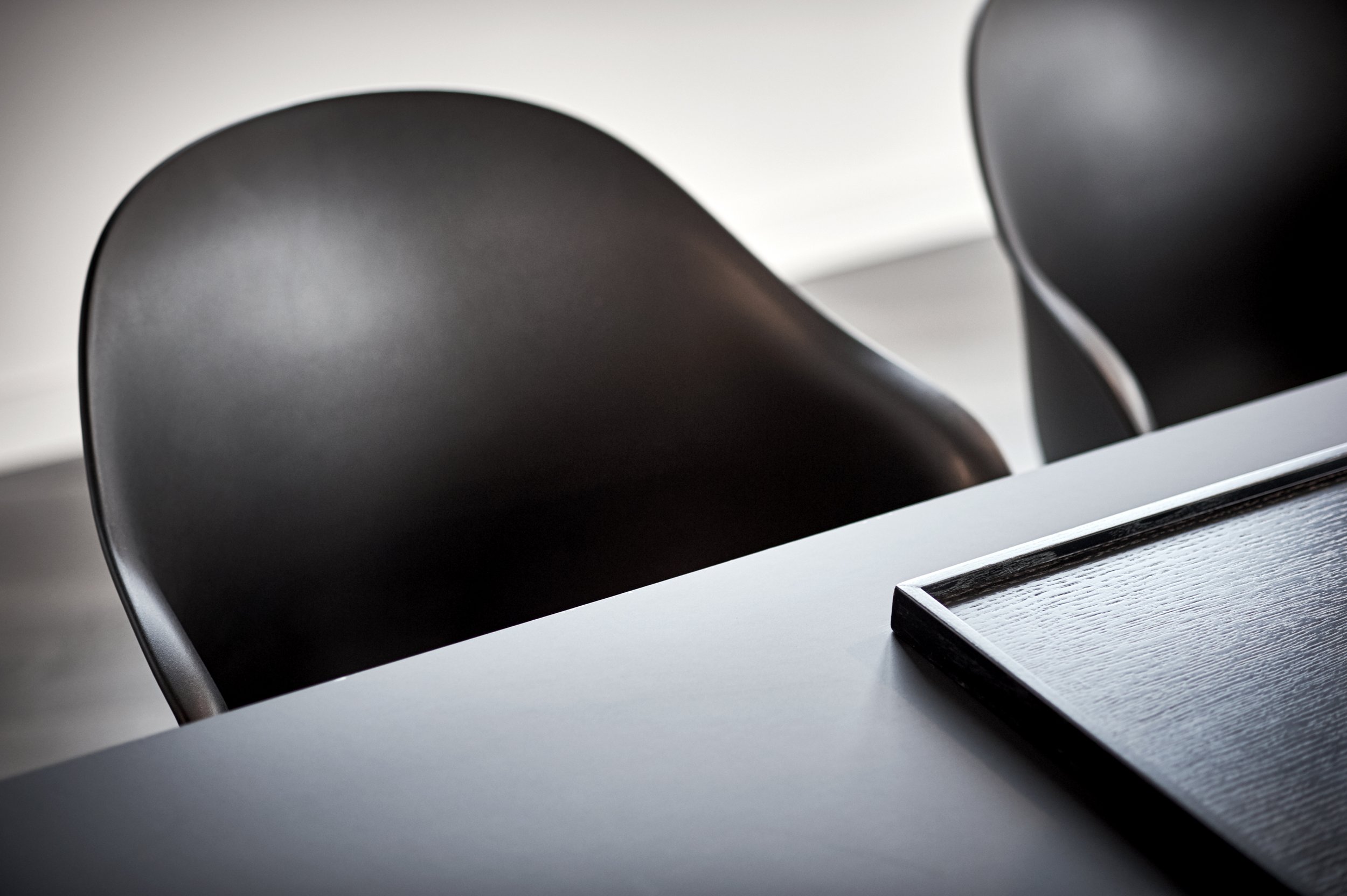 Tisch Stühle schwarz BoConcept