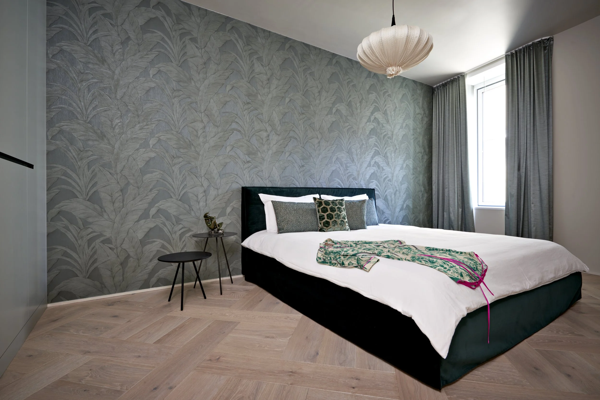 Schlafzimmer Tapete floral grün Eichenparkett Bett Flexteam HafenCity Apartment