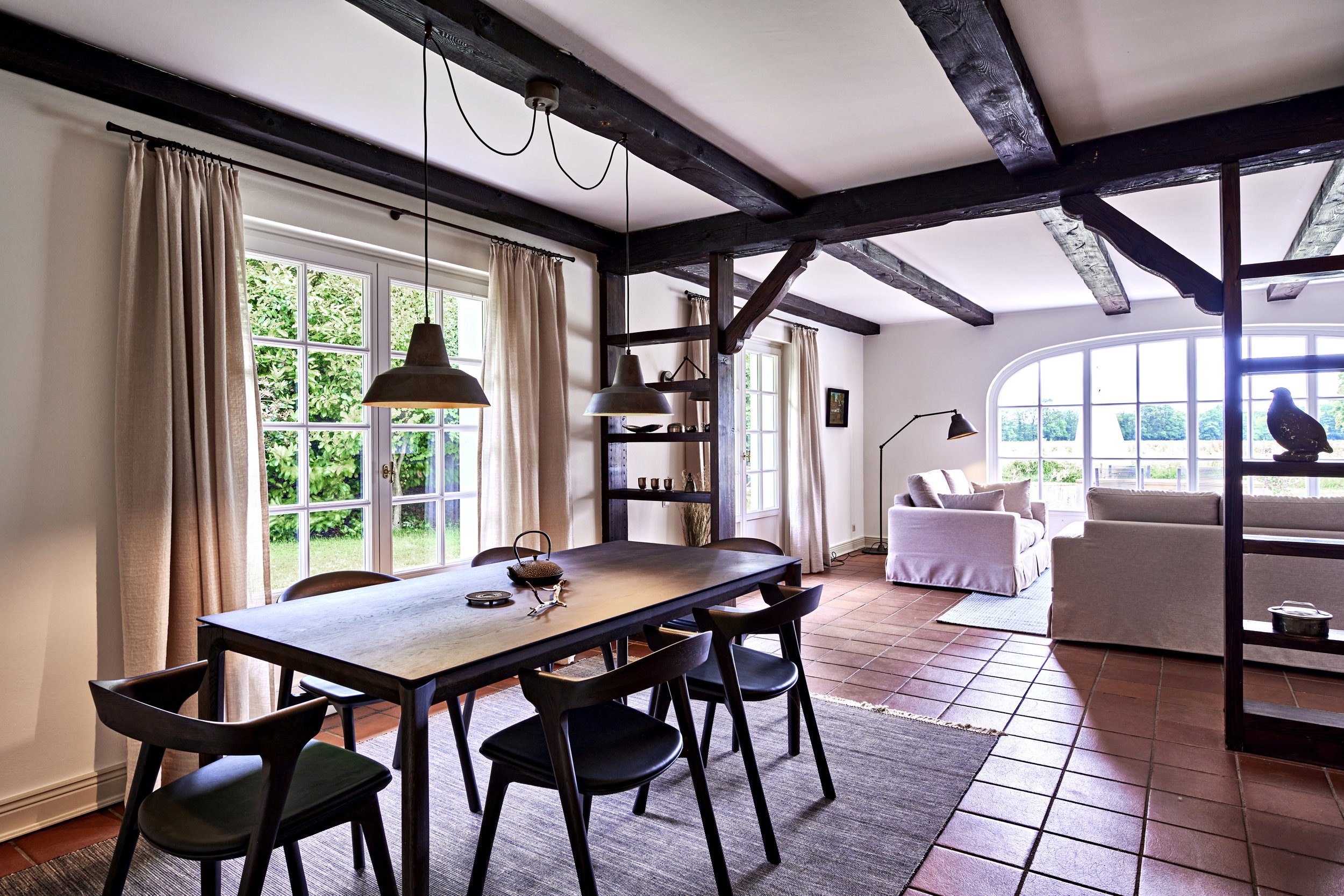 Esszimmer Tisch Stühle Box dunkelbraun Ethnicraft Teppich Pendelleuchten Il Fanale Landhausstil Holzbalkendecke