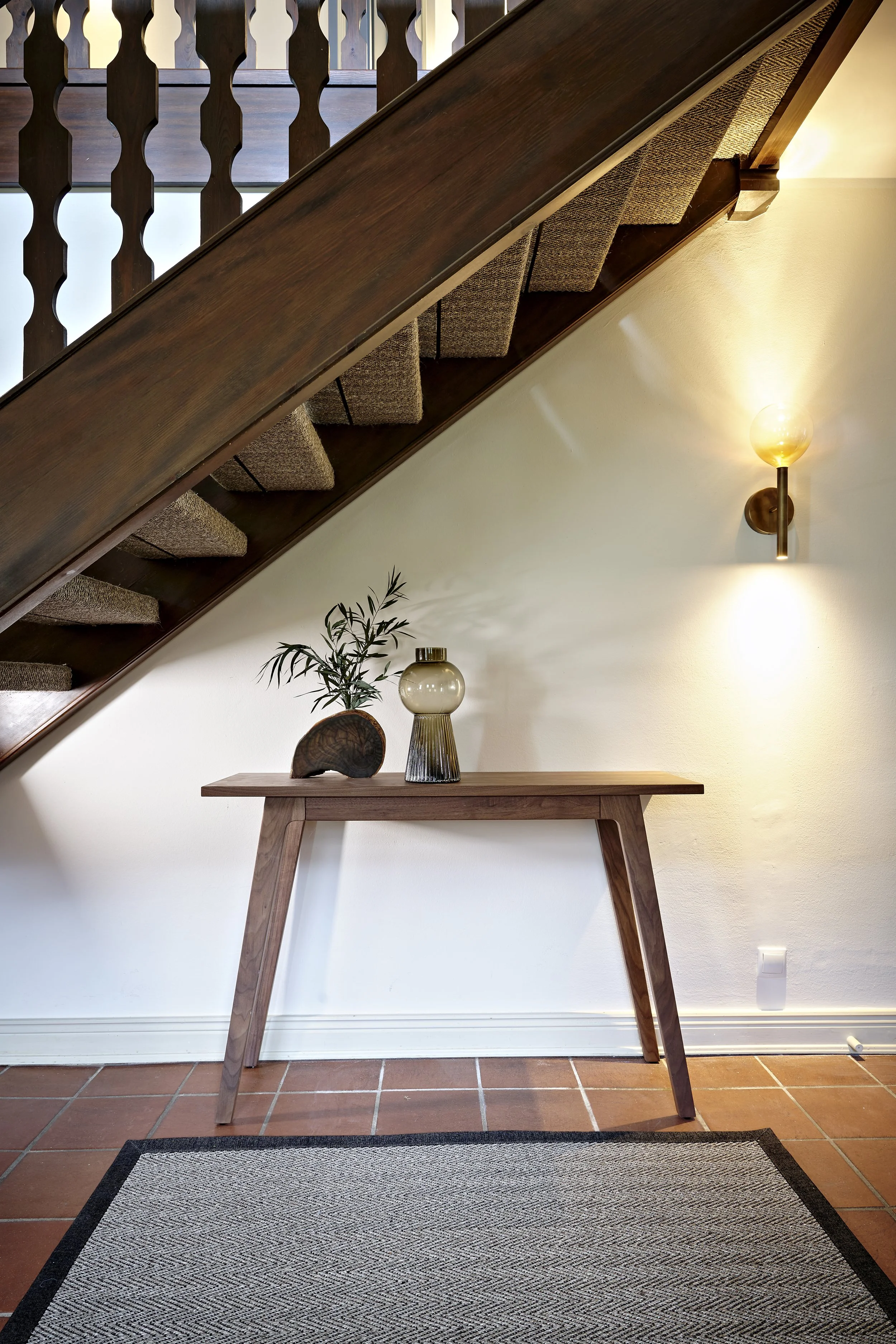 Eingang Holztreppe Holzmöbel dunkelbraun Tikamoon Sisalteppich Crucial Trading Landhaus