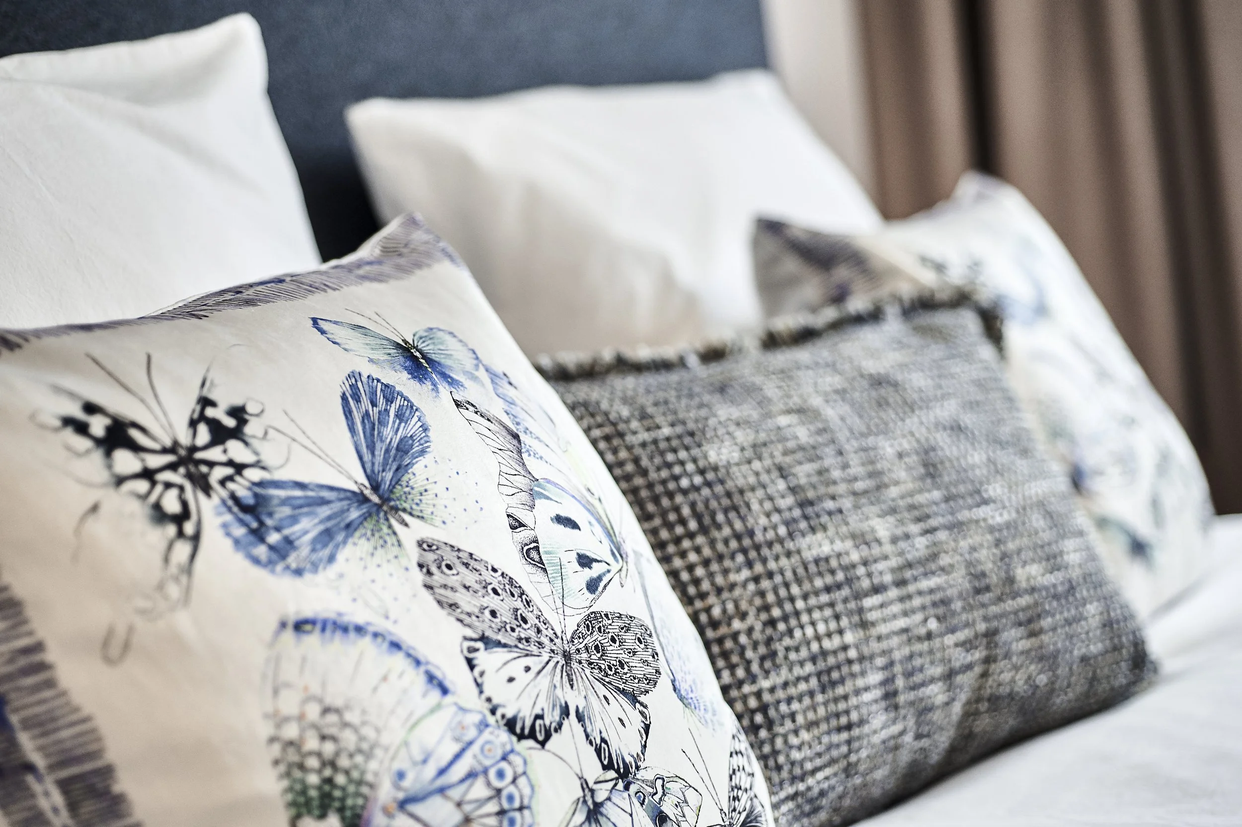 Kissen blau weiss Bett Designers Guild 