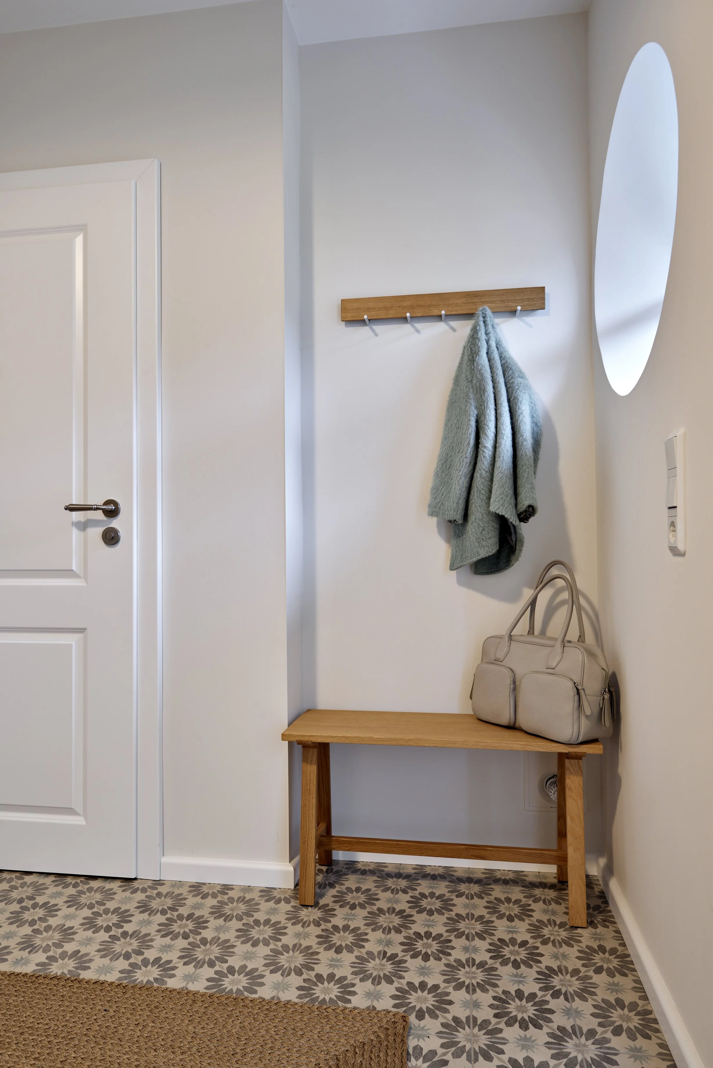 Garderobe Bodenfliesen gemustert Holzbank Moderner Landhausstil