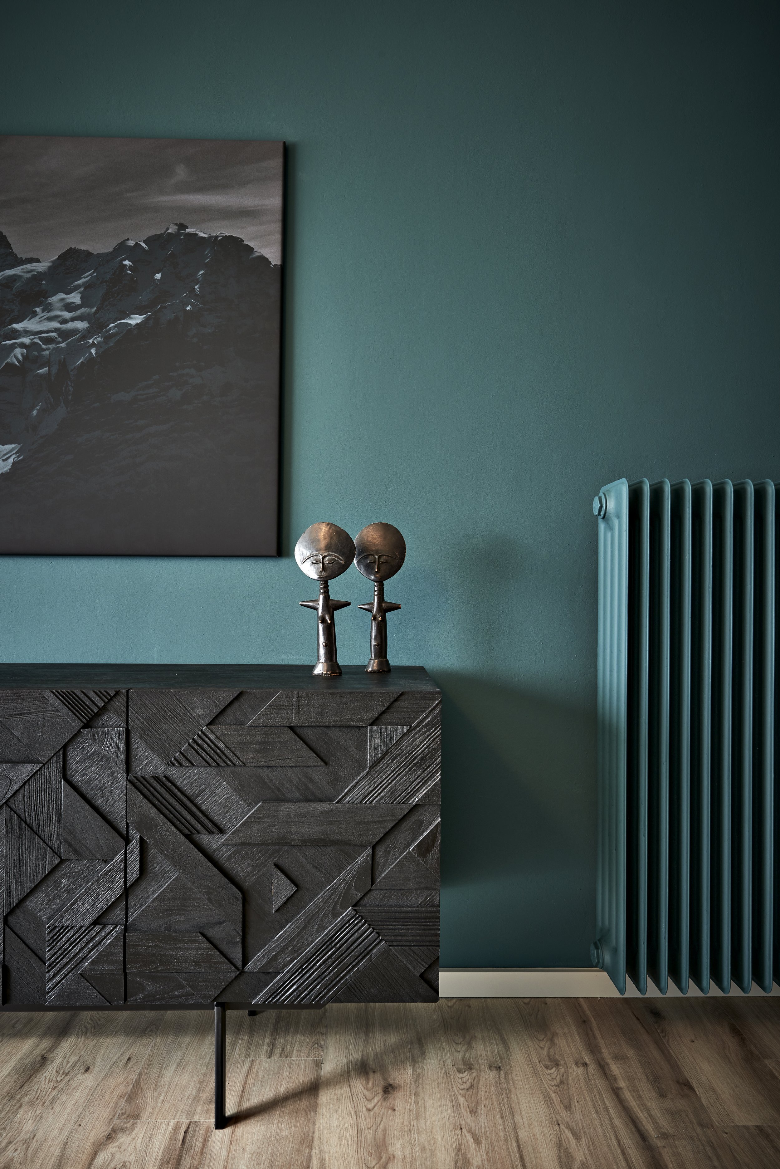 Wandfarbe grün Little Greene Heizkörper grün Sideboard schwarz Ethnicraft Fotokunst Leinwand 