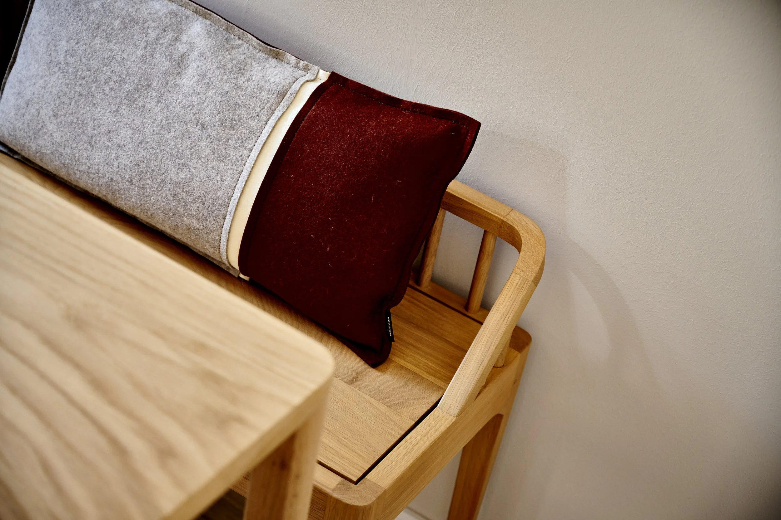 Holzbank mit Tisch Kissen Hey-sign