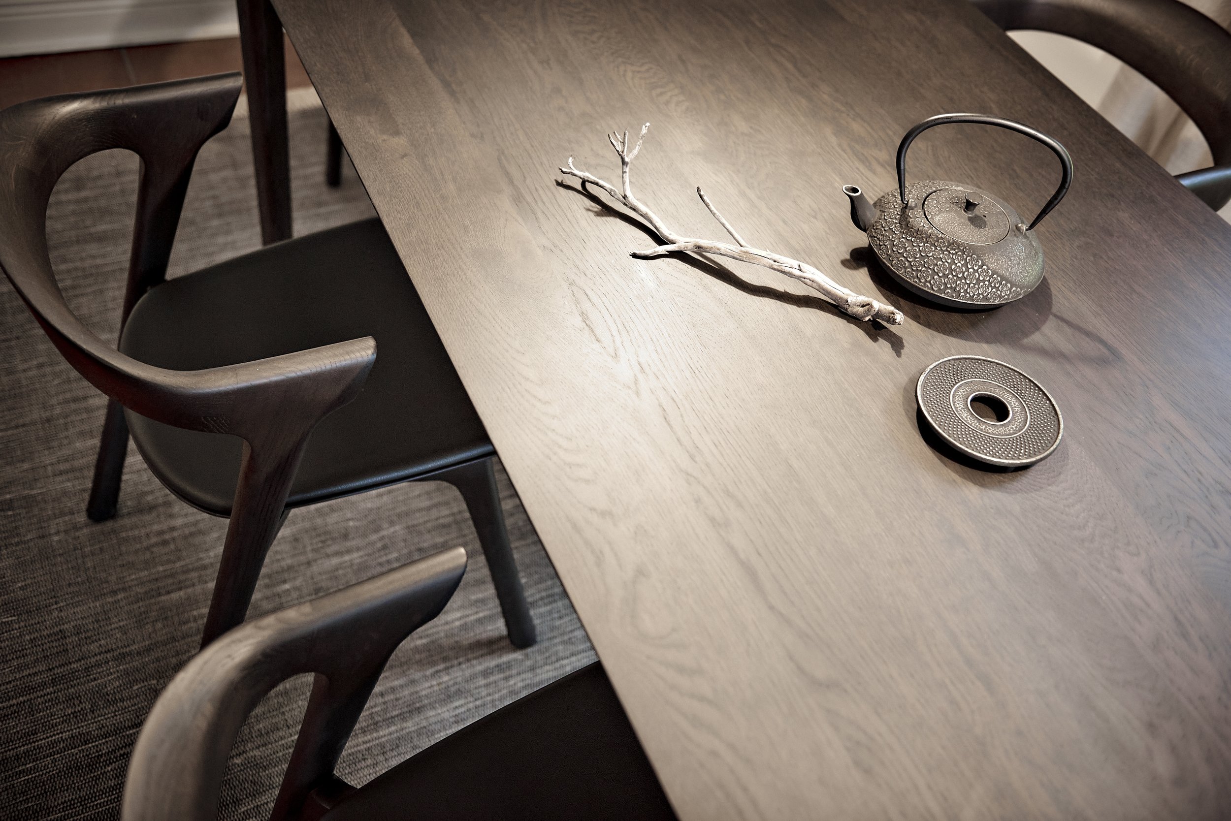 Tisch Stühle Bok dunkelbraun Ethnicraft Tischdekoration Zen Landhausstil