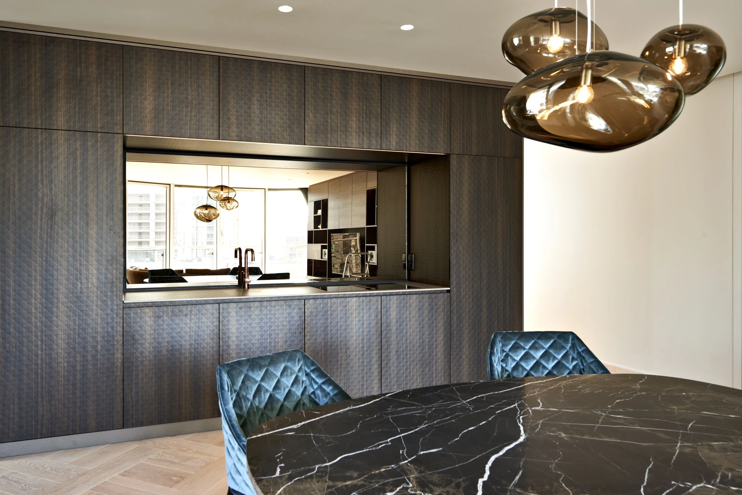 Wohnküche Nussbaum Marmortisch Pendelleuchte Eloa Apartment HafenCity Ambiente modern 