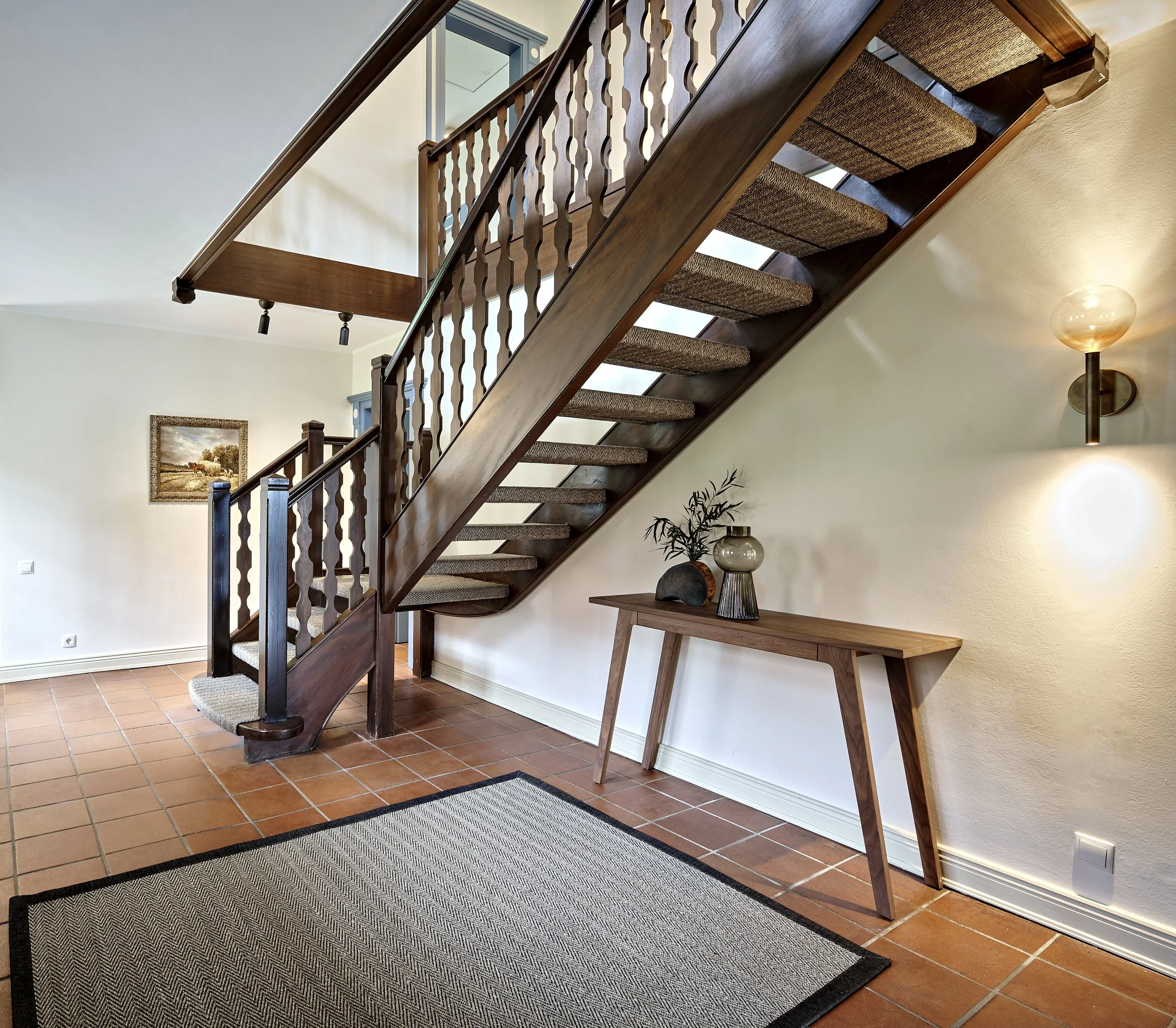 Eingang Holztreppe Holzmöbel dunkelbraun Tikamoon Sisalteppich Landhaus