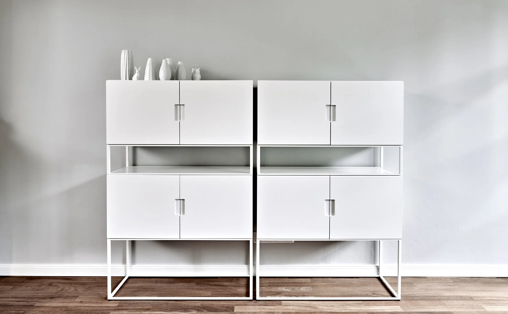 Sideboard weiss OUT Objekte Unserer Tage Parkettboden Wandfarbe hellgrau 