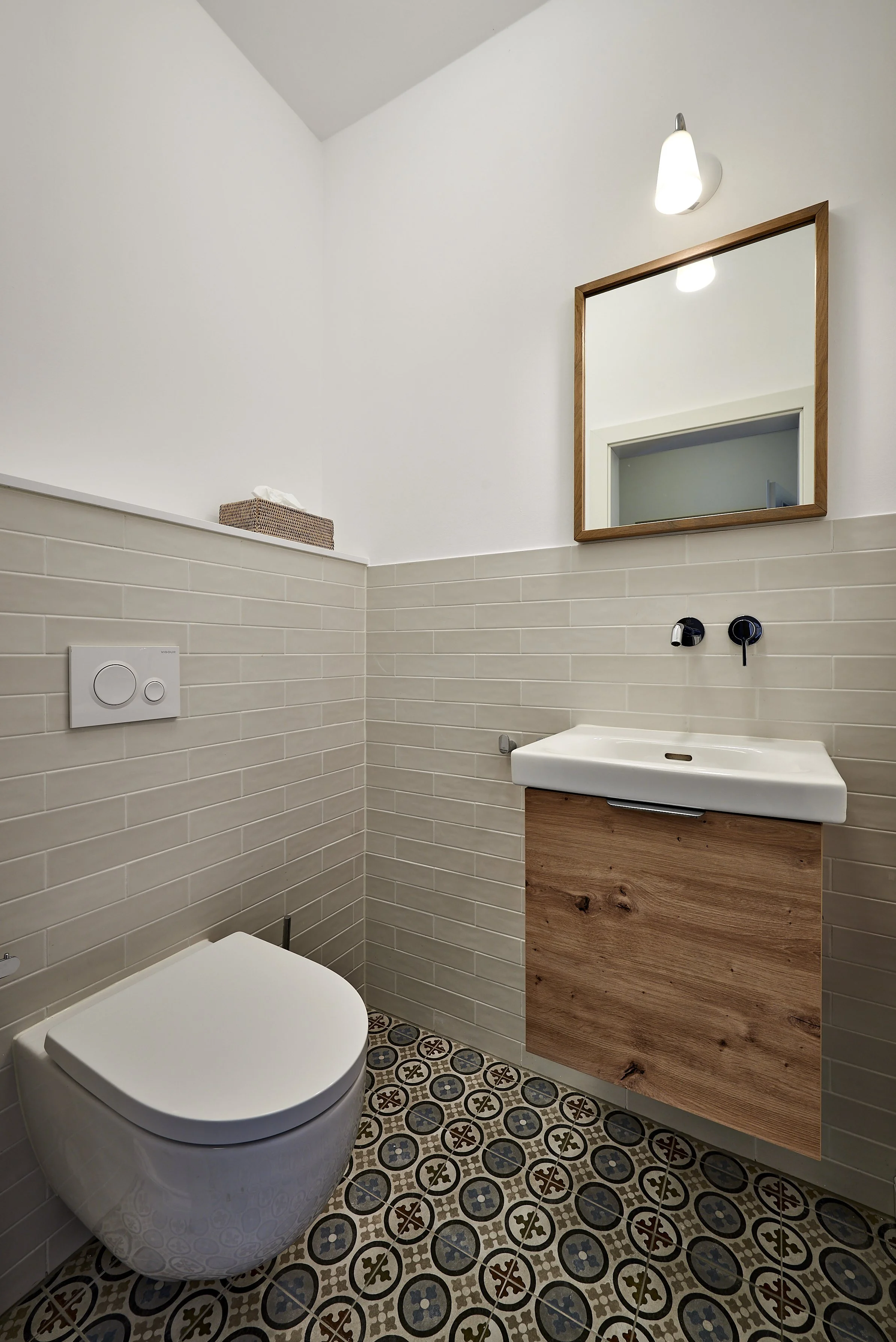 Gästebad Bodenfliesen bunt Wandarmatur Landhausstil