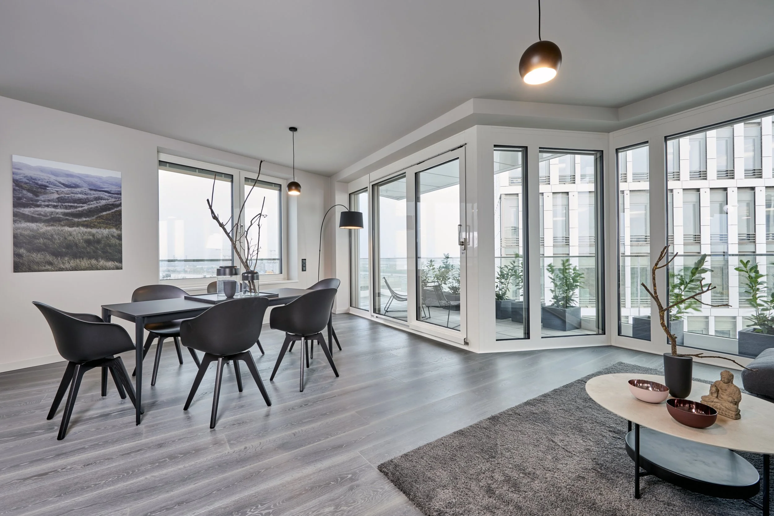 Essbereich Wohnbereich Penthouse Möbel schwarz BoConcept Teppich dunkelgrau 