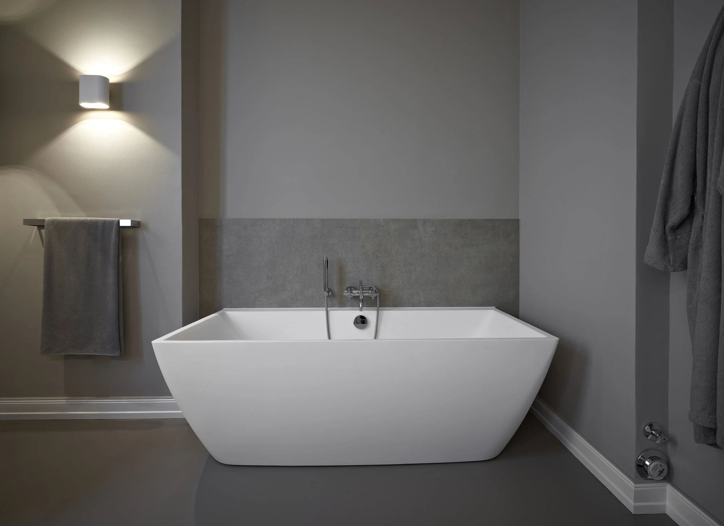 Badewanne freistehend Bad modern grau Holzbboden lackiert Altbau