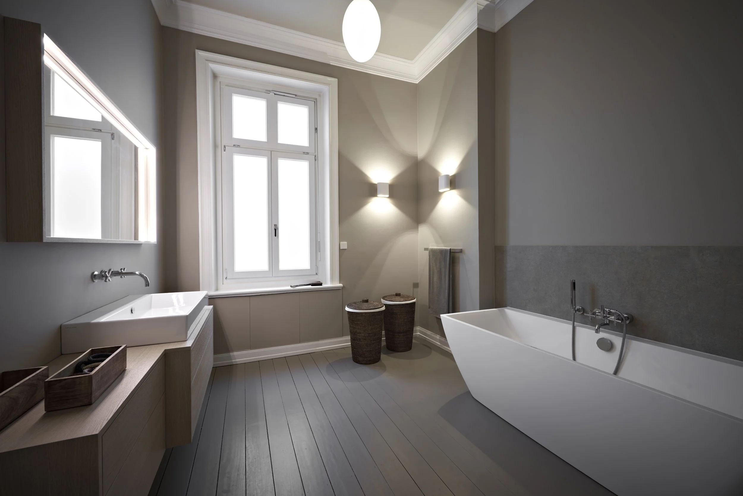 Altbau Badezimmer modern Badewanne freistehend Holzboden lackiert Waschtischanlage Eiche 