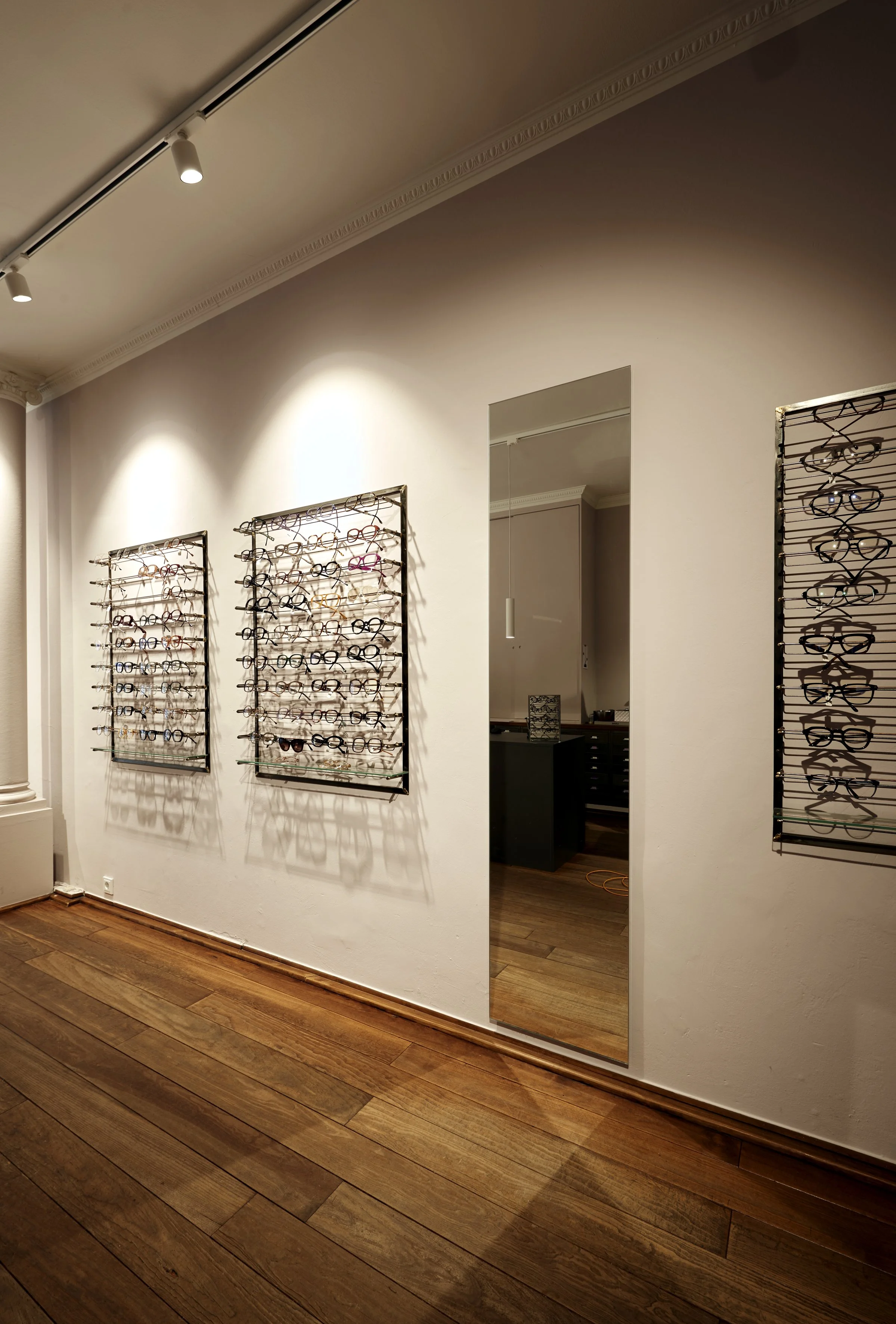 Brillenfachgeschäft Augenblick Eppendorf Holzdielenboden Brillen Wand Display Schienensystem weiss Beleuchtung