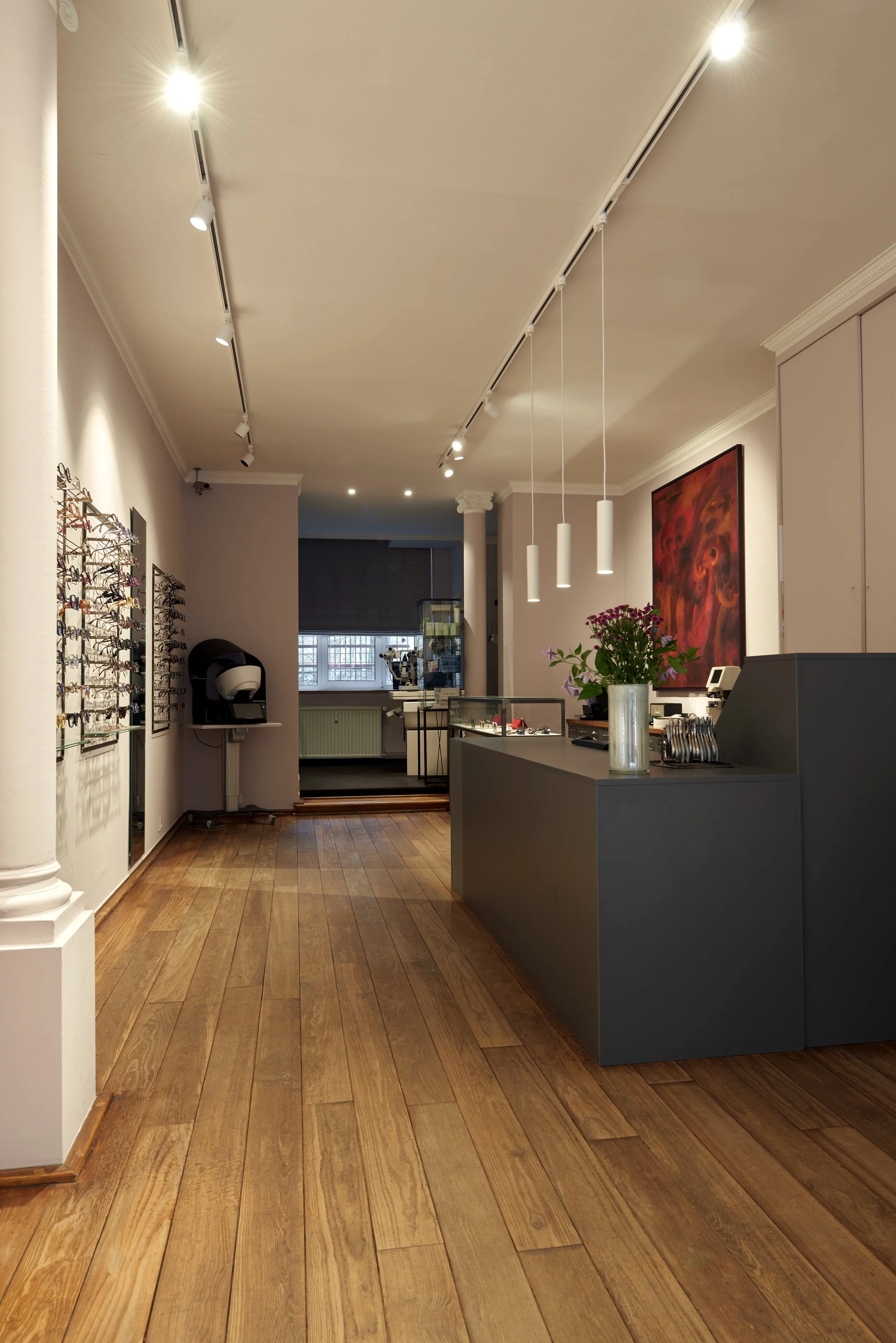 Brillenfachgeschäft Augenblick Holzdielenboden Verkaufstresen anthrazit Schienensystem weiss Beleuchtung 