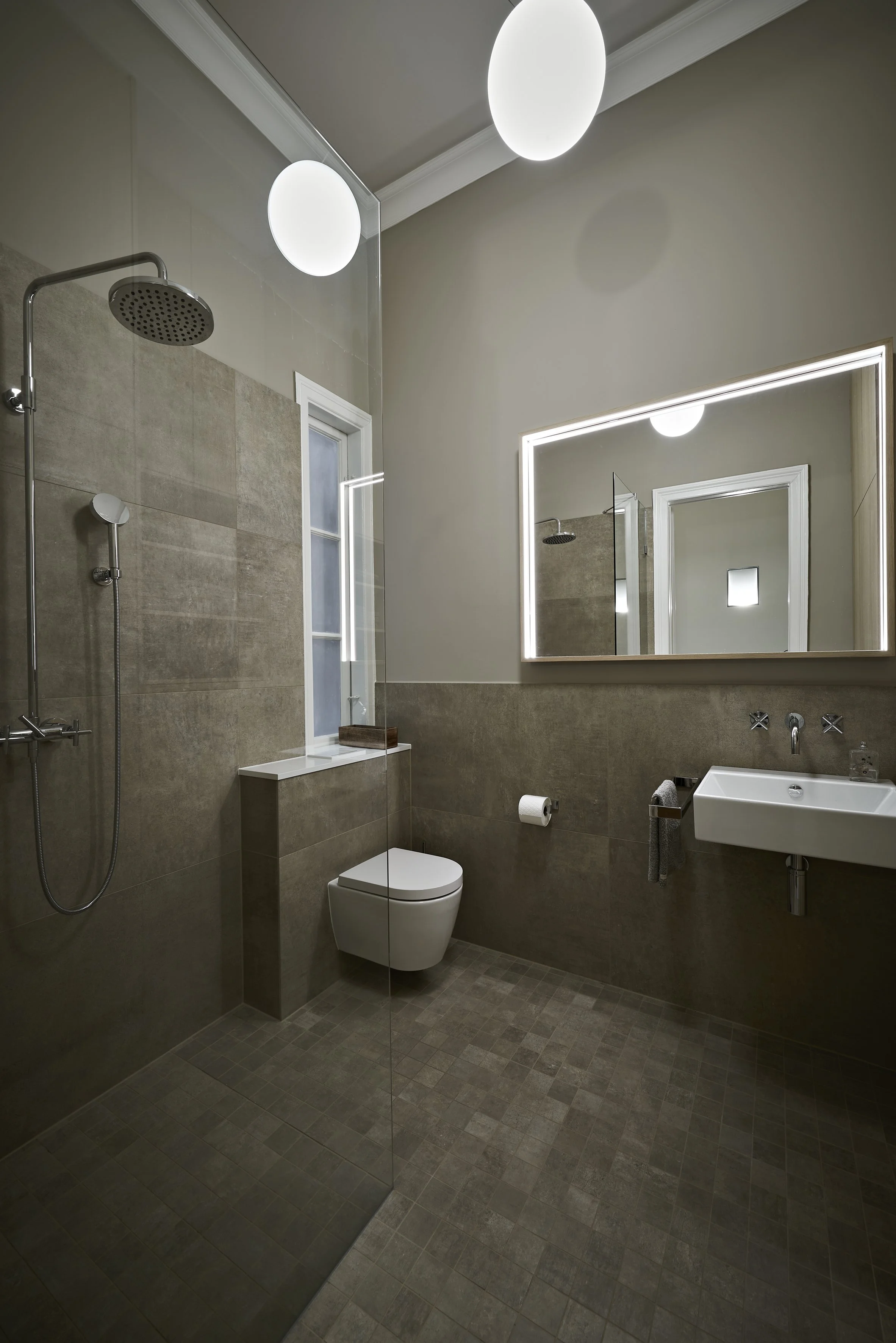 Badsanierung Altbau Walk-in Dusche Spiegel beleuchtet Wandfarben Little Greene