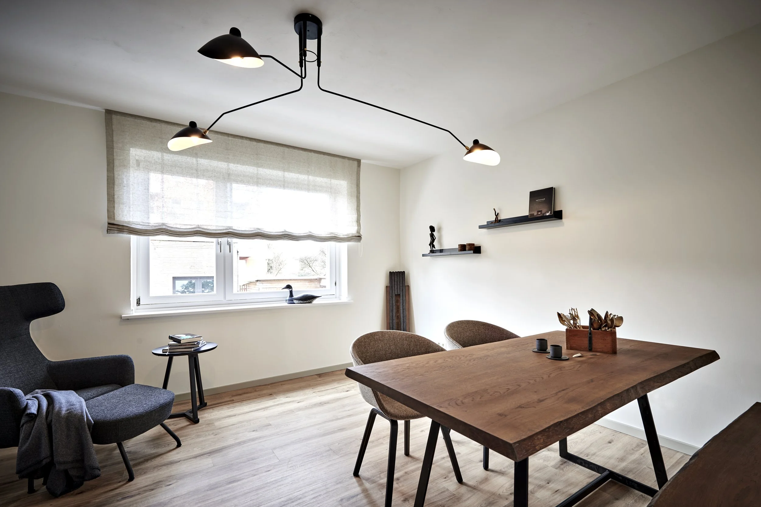 Esszimmer Tisch Bank Nussbaum Beine Metall schwarz Wandborde Deckenleuchte schwarz Sessel Softline 