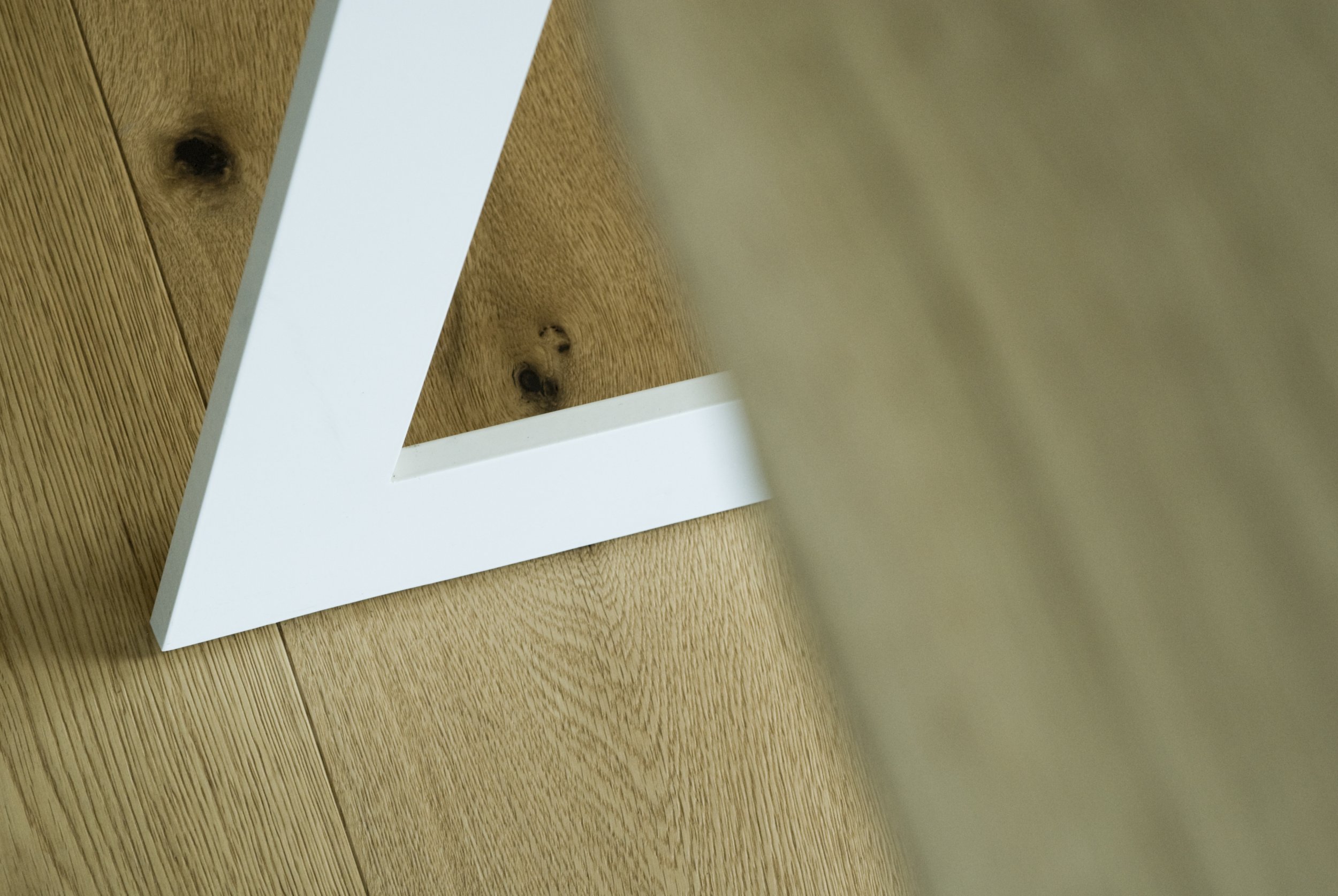 Parkettboden Tischplatte Eiche Gestell Metall weiss pulverbeschichtet