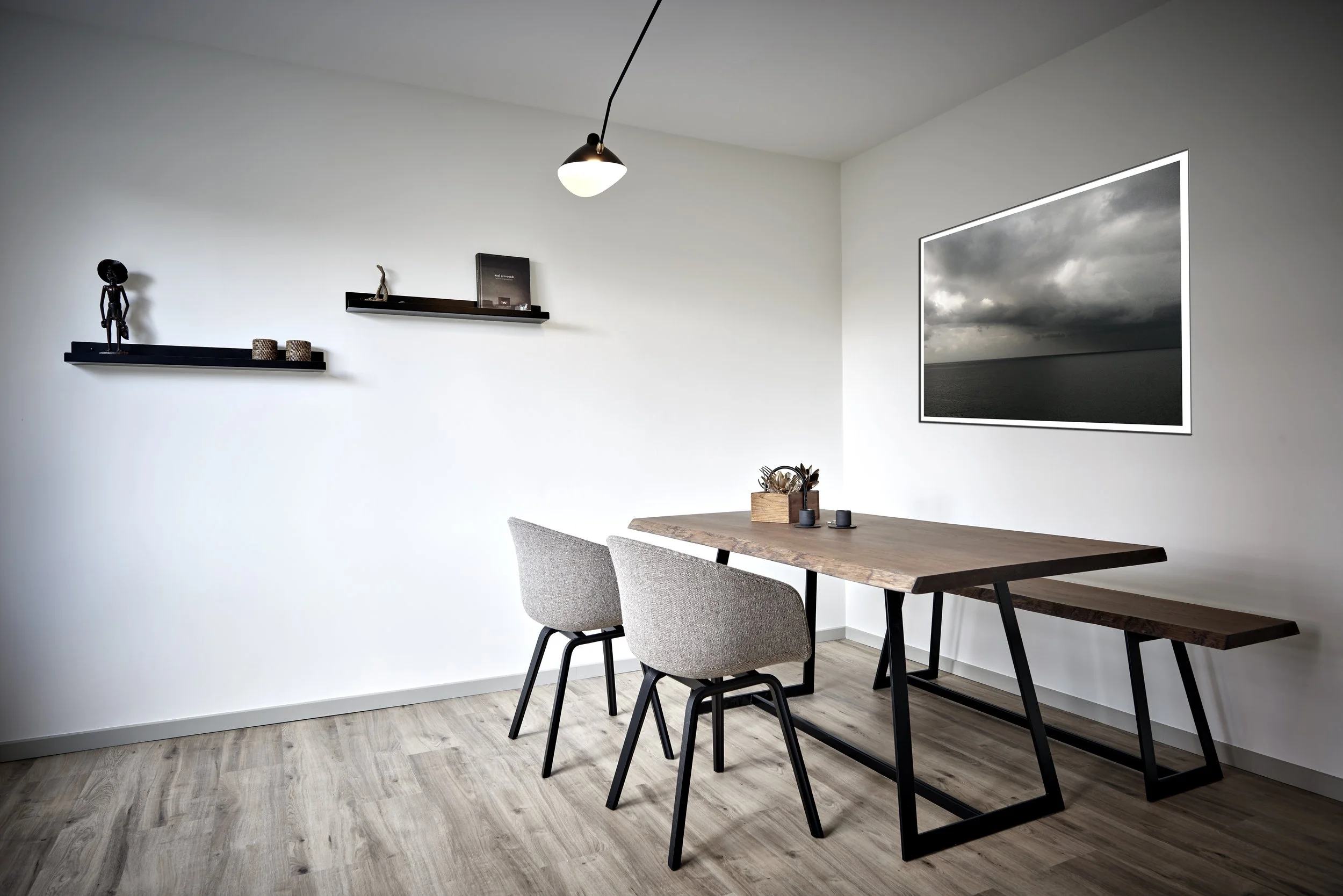 Esszimmer Tisch Bank Nussbaum Beine Metall schwarz pulverbeschichtet Wandborde schwarz Stühle Hay grau