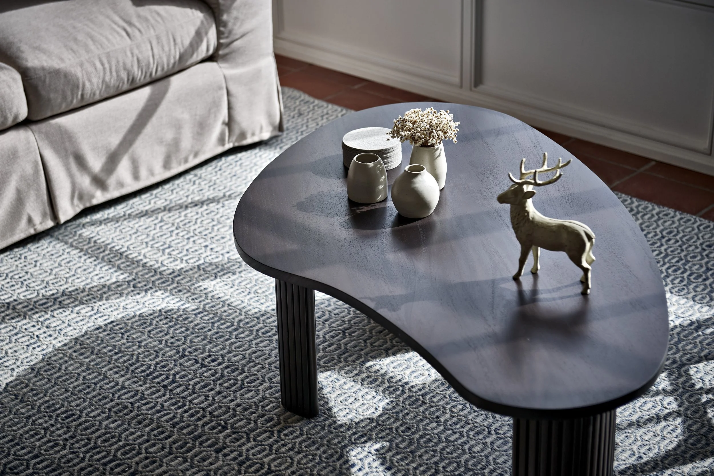 Wohnzimmer Teppich miinu Sofatisch Ethnicraft dunkelbraun Landhausstil