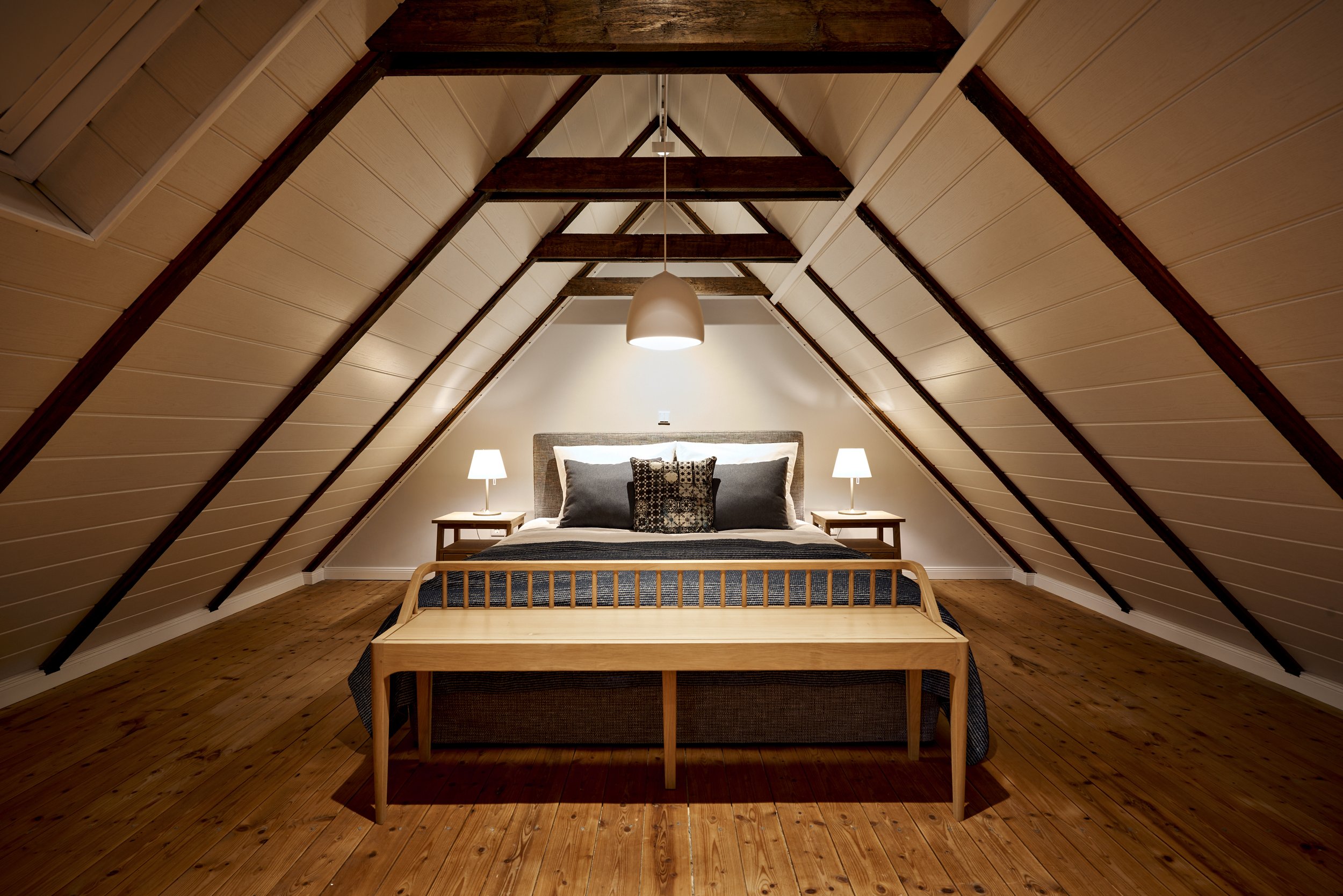 Dachboden Bett mit Sitzbank  Holzboden Holzbalken Landhaus