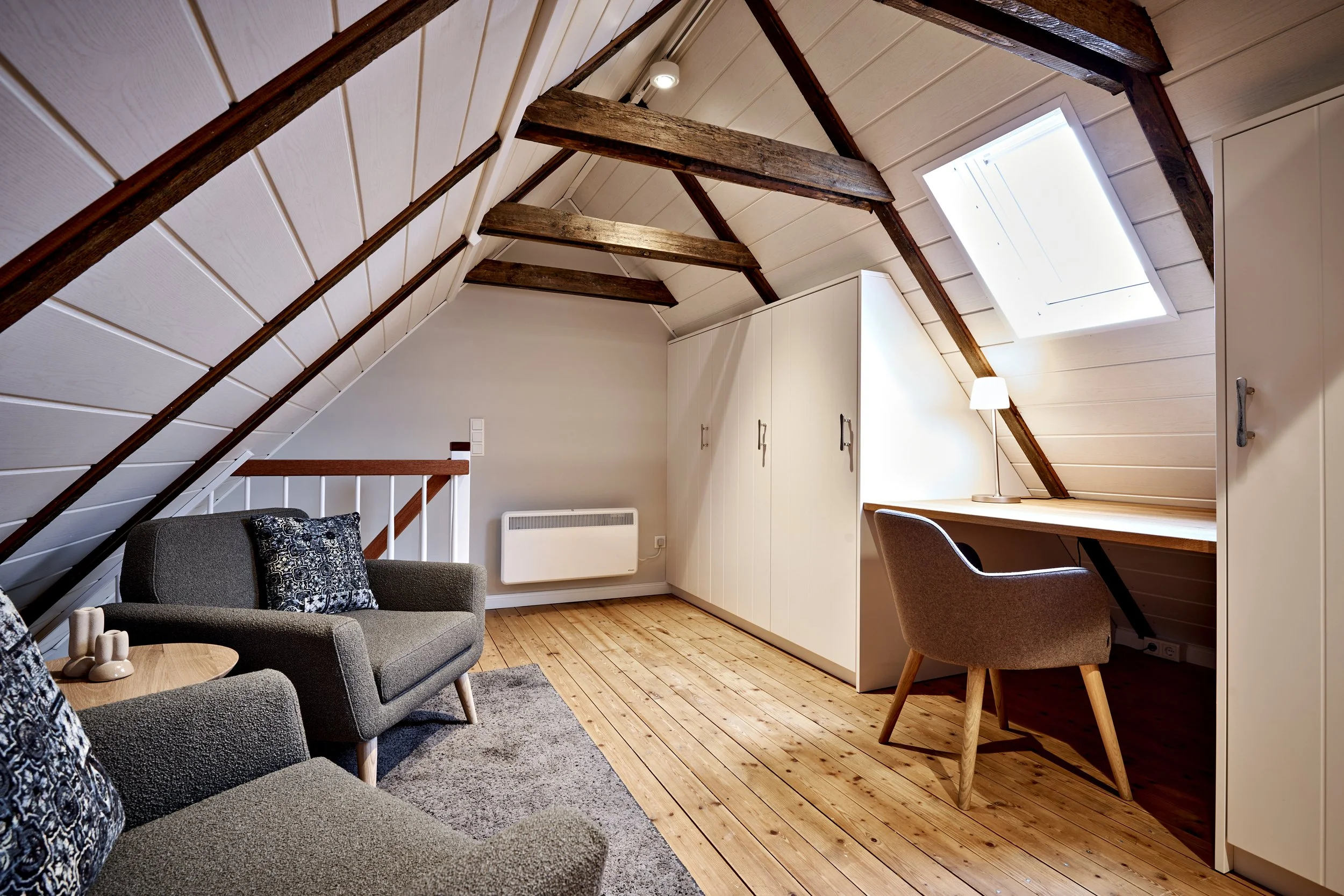 Dachboden Einbauschränke Weiß Arbeitsplatz Sitzecke Holzboden Landhaus