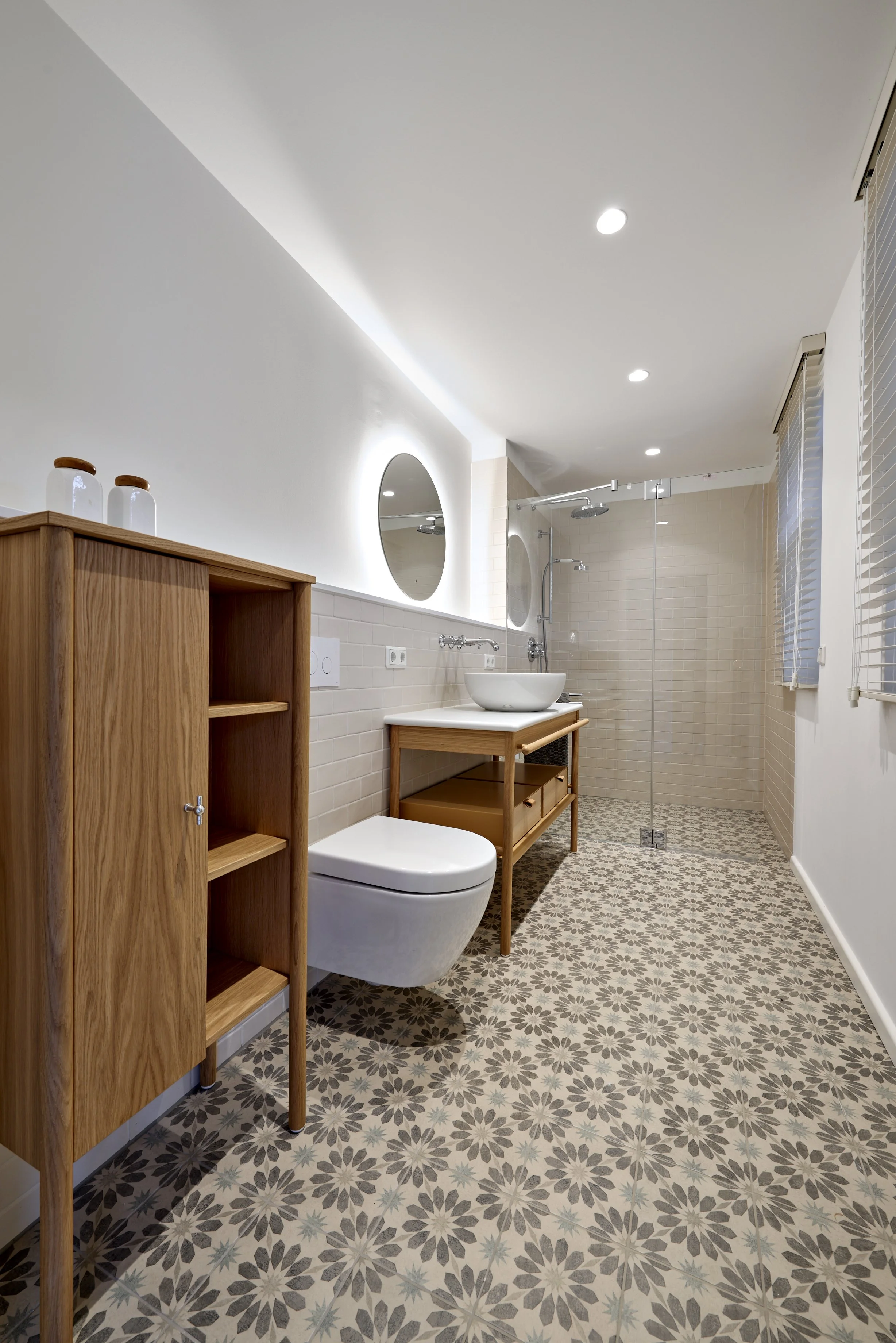 Gästebad Bodenfliesen gemustert Holzschrank Holzwaschtisch Moderner Landhausstil