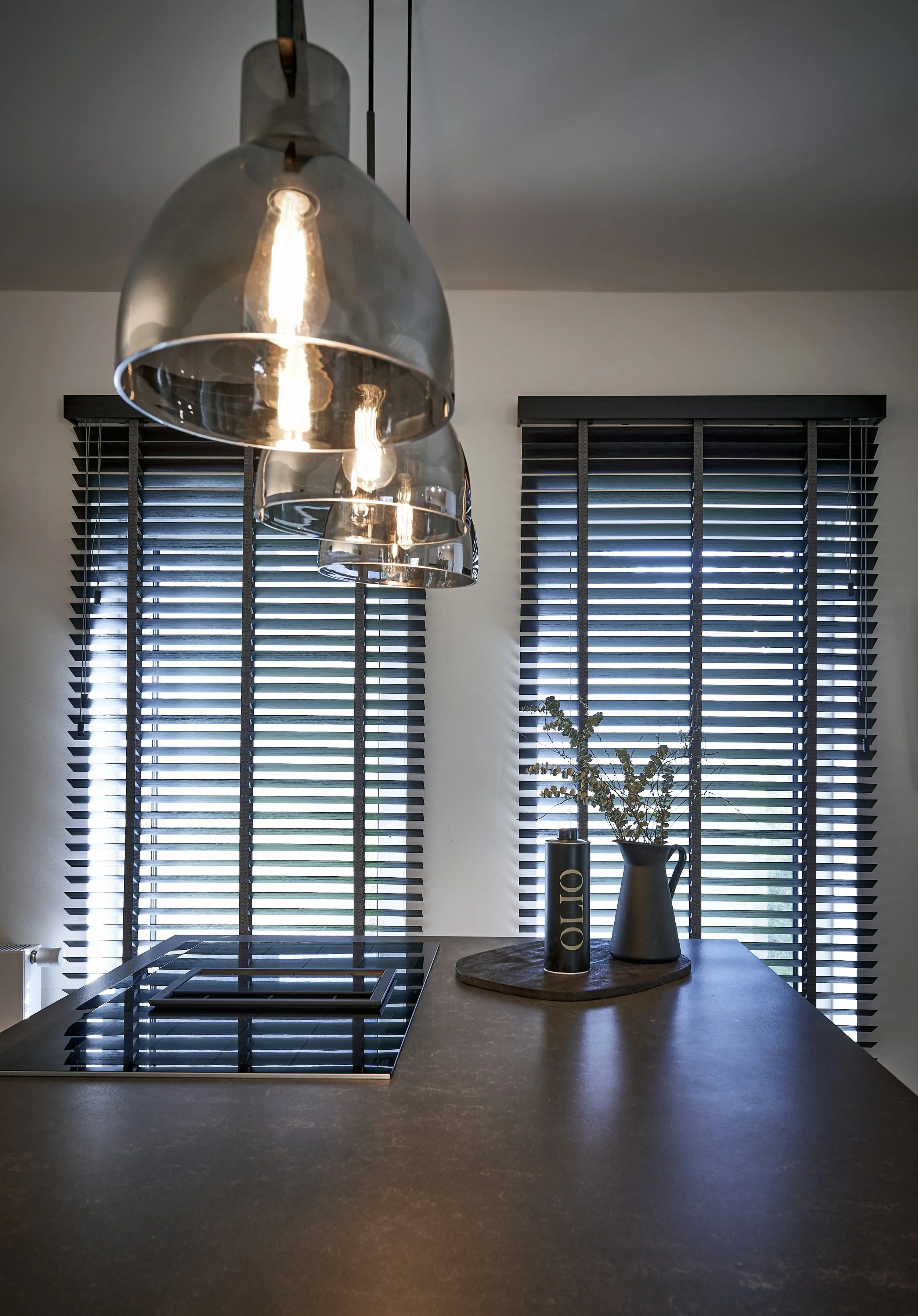 Moderne Küche schwarz Holzjalousien 