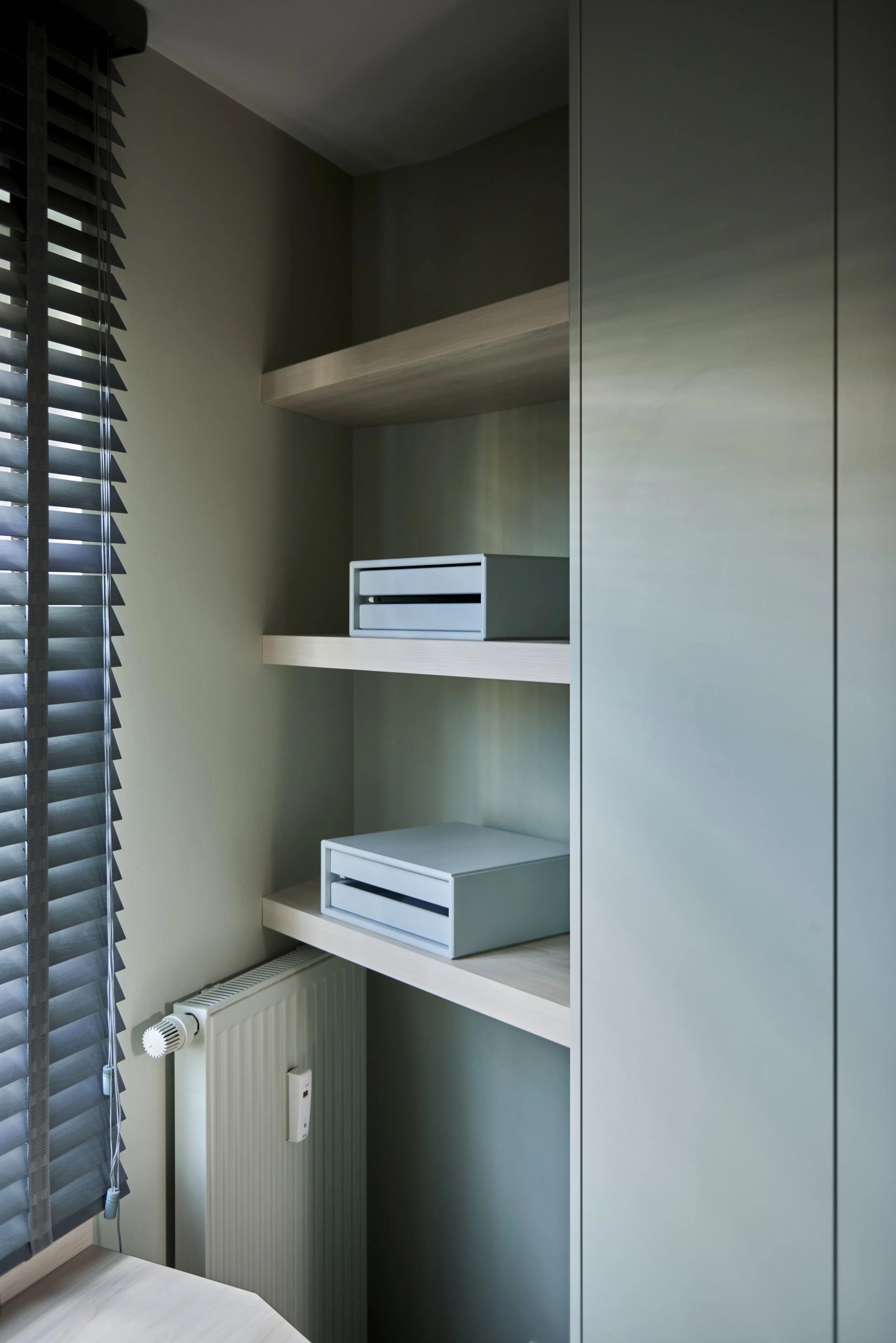 Arbeitszimmer mintgrün Einbauschrank Regal offen Tischleranfertigung Holzjalousien