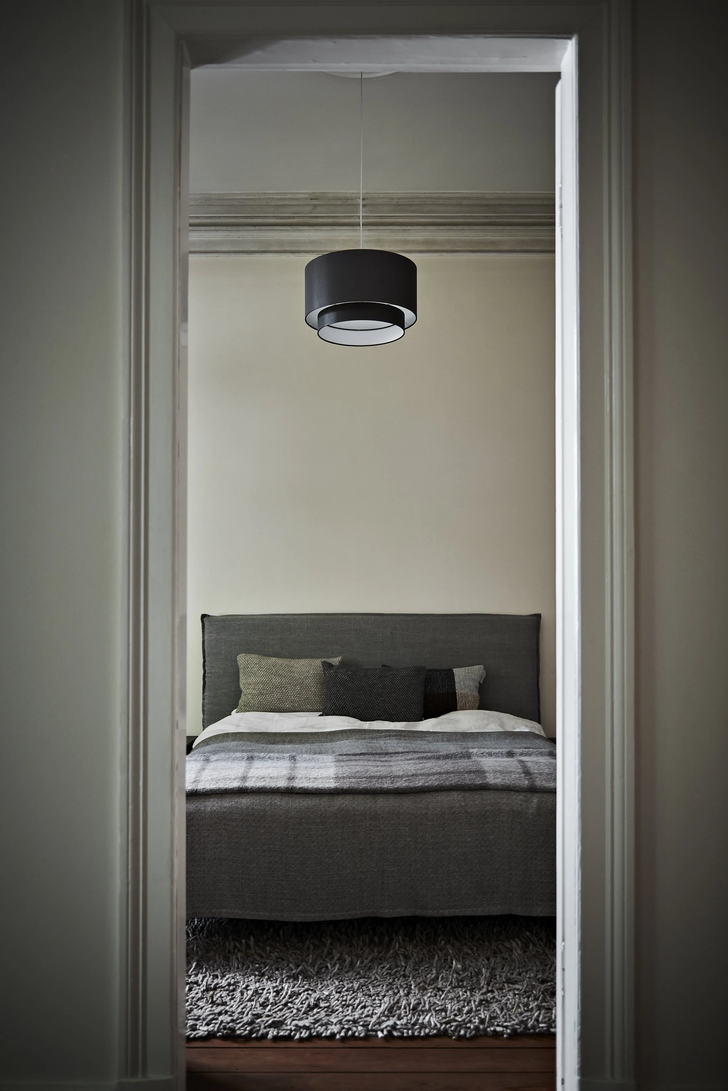 Schlafzimmer Altbau Pendelleuchte Böhmer Bett Schramm Dekoration