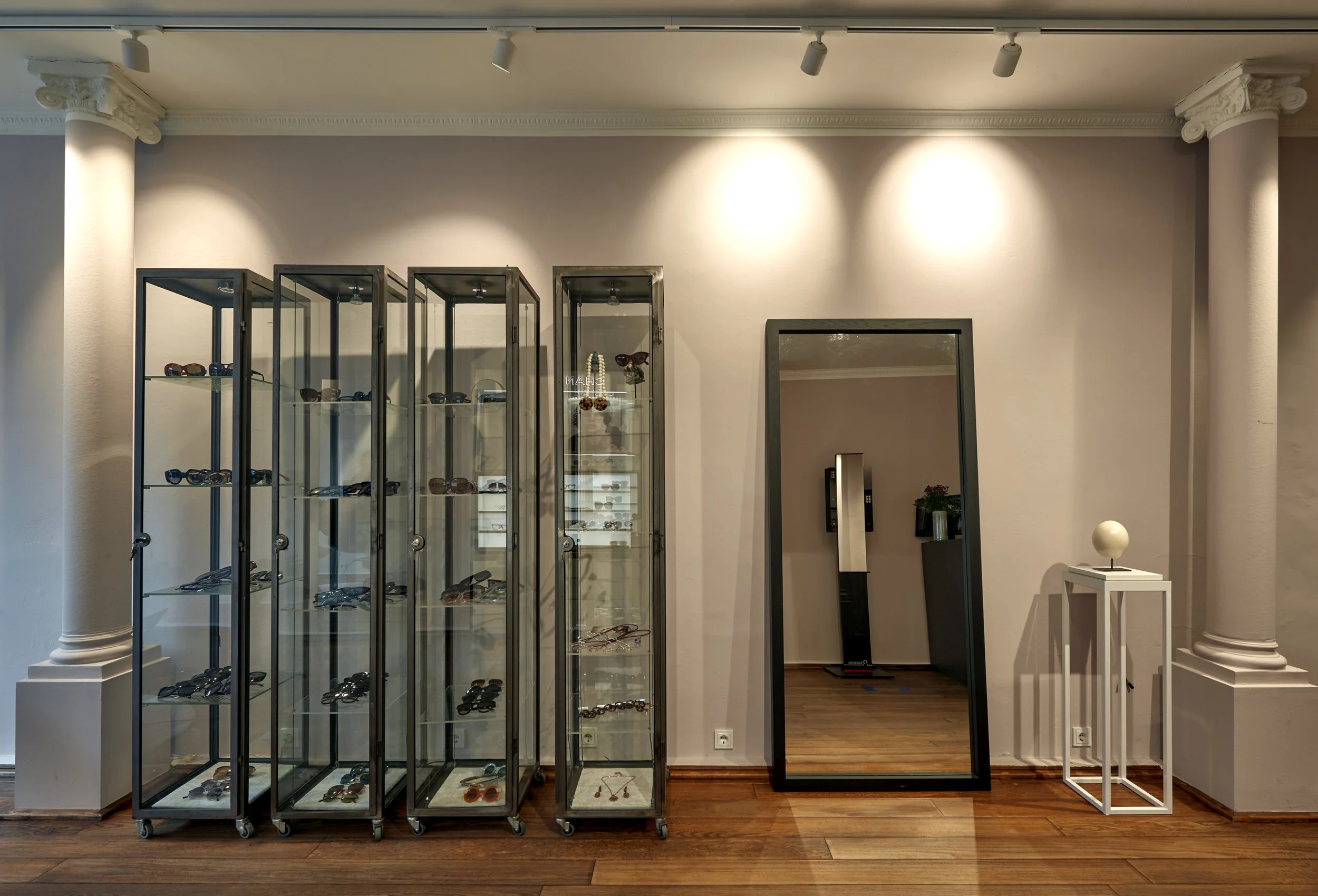 Brillenfachgeschäft Augenblick Vitrinen Glas Metall Spiegel Ethnicraft Schienensystem weiss Beleuchtung 