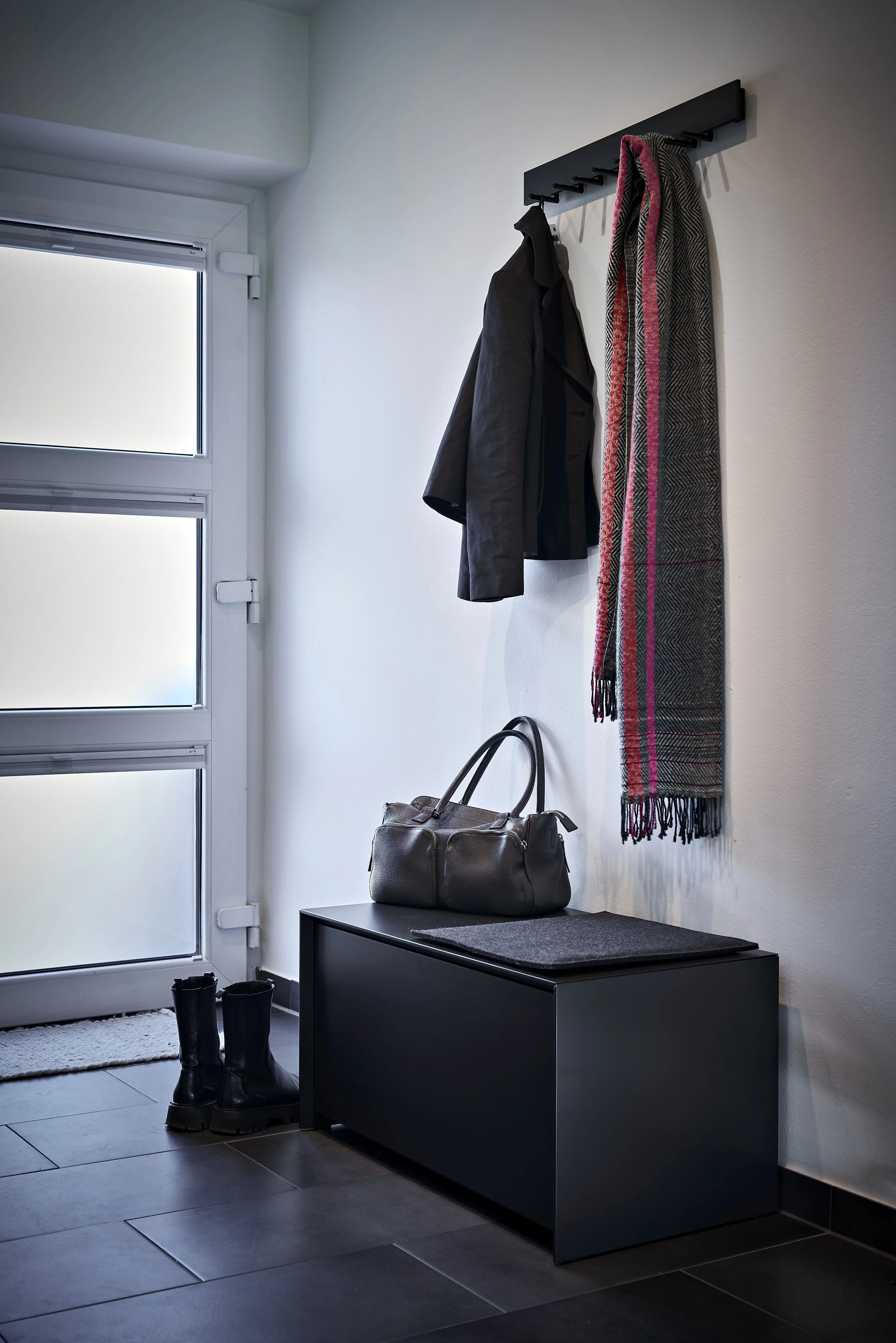 Garderobe schwarz Schönbuch Truhe schwarz Fliesenboden anthrazit