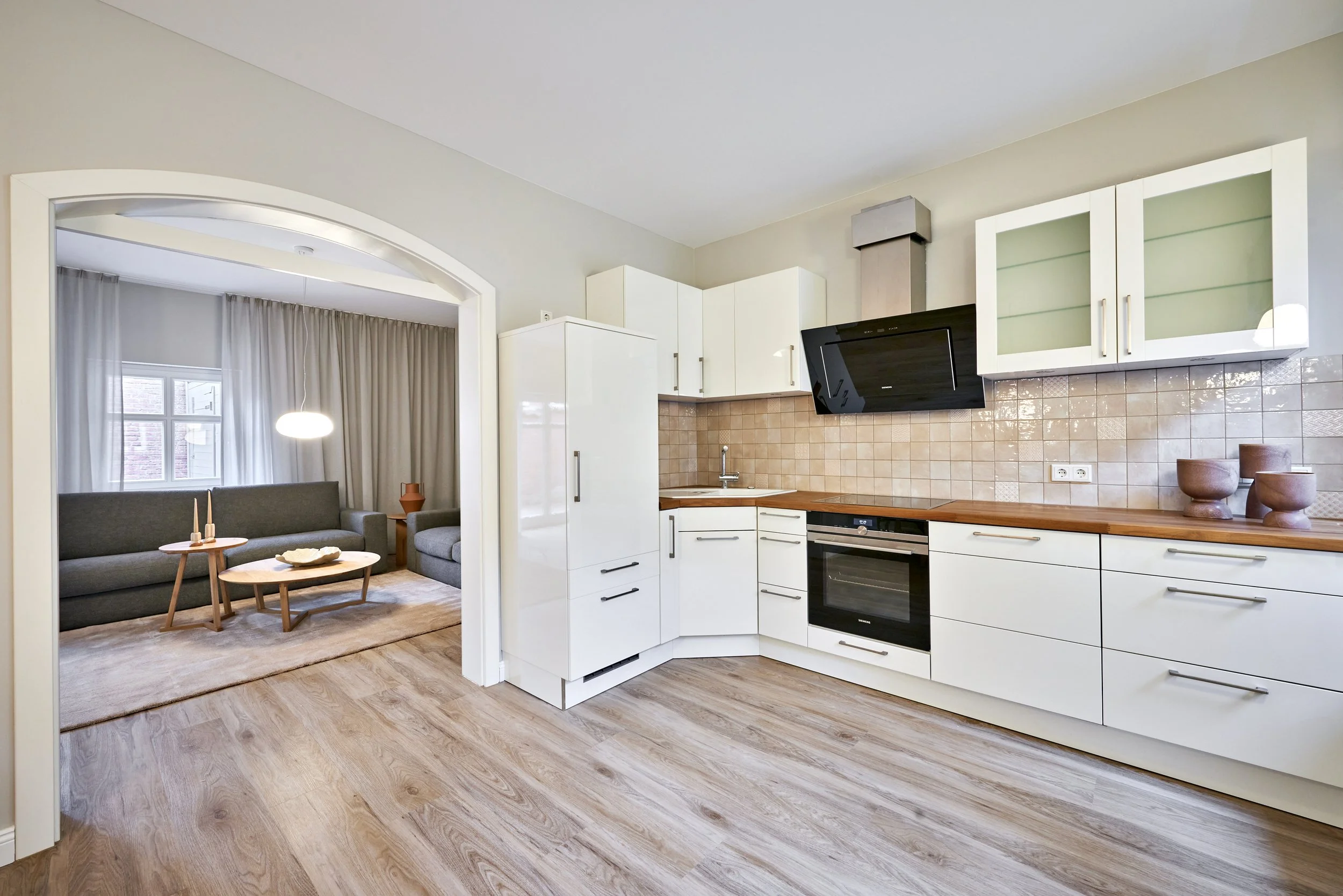 Landhausküche Weiss Creme Holzboden