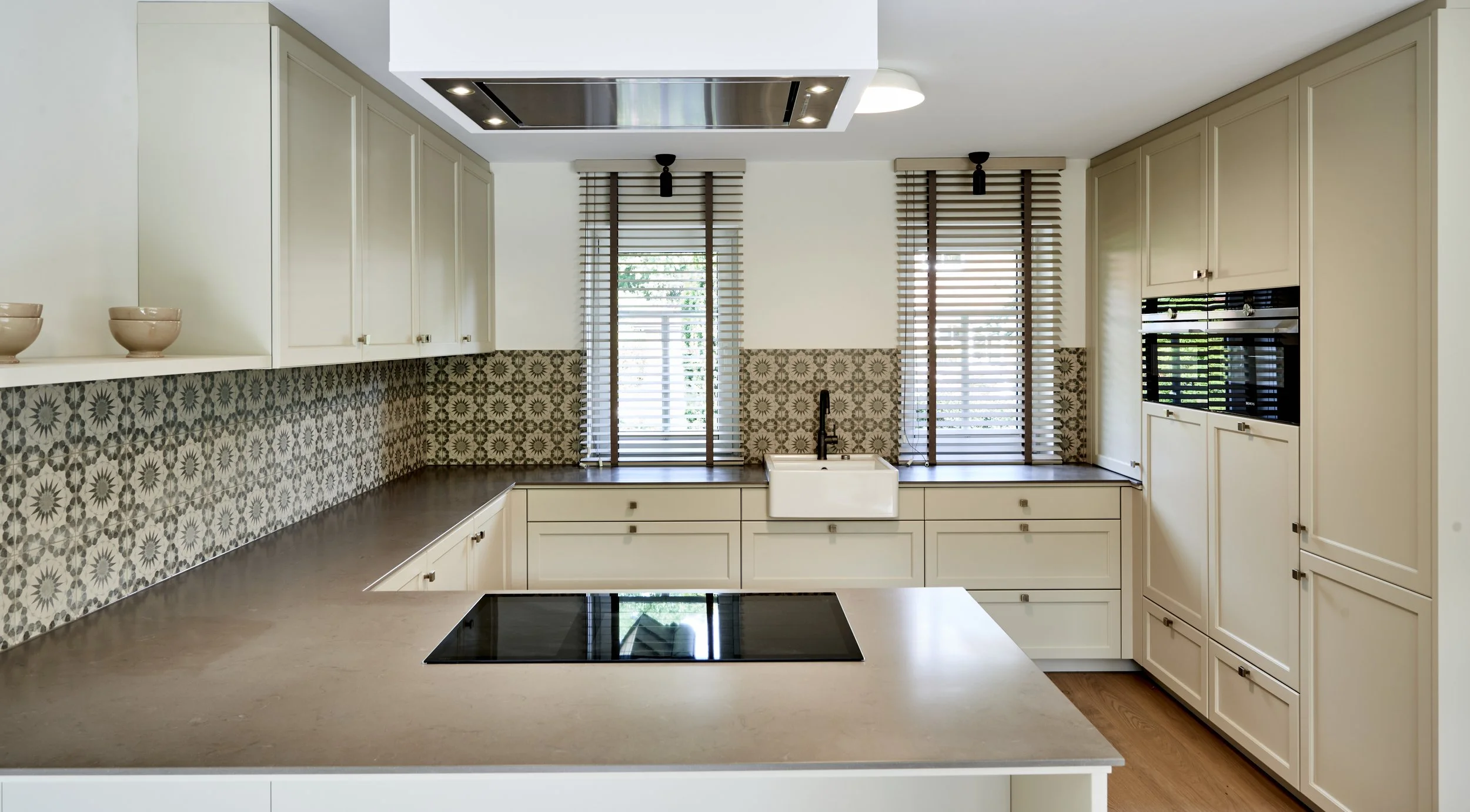 Küche beige Spritzschutz Fliesen gemustert Holzboden Moderner Landhausstil 