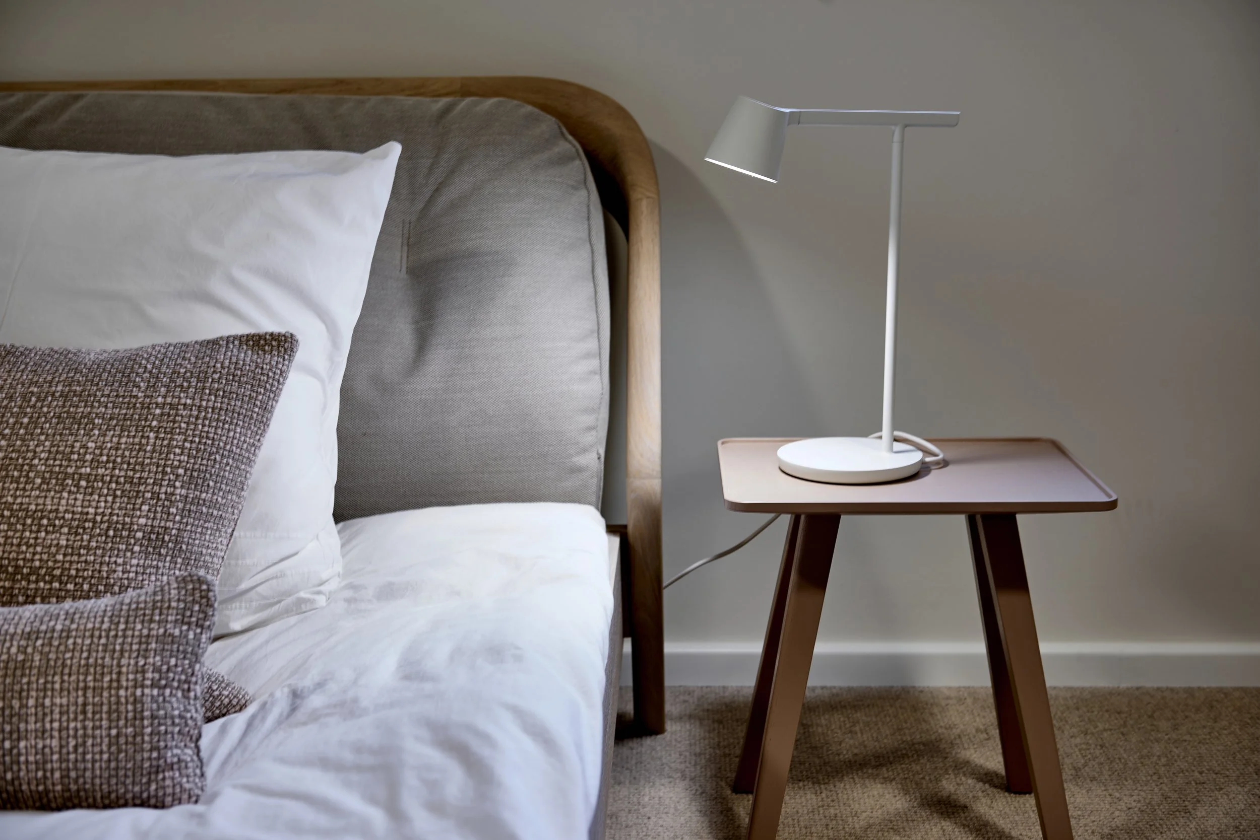 Bett Zeitraum Nachttisch und Kissen Rosa