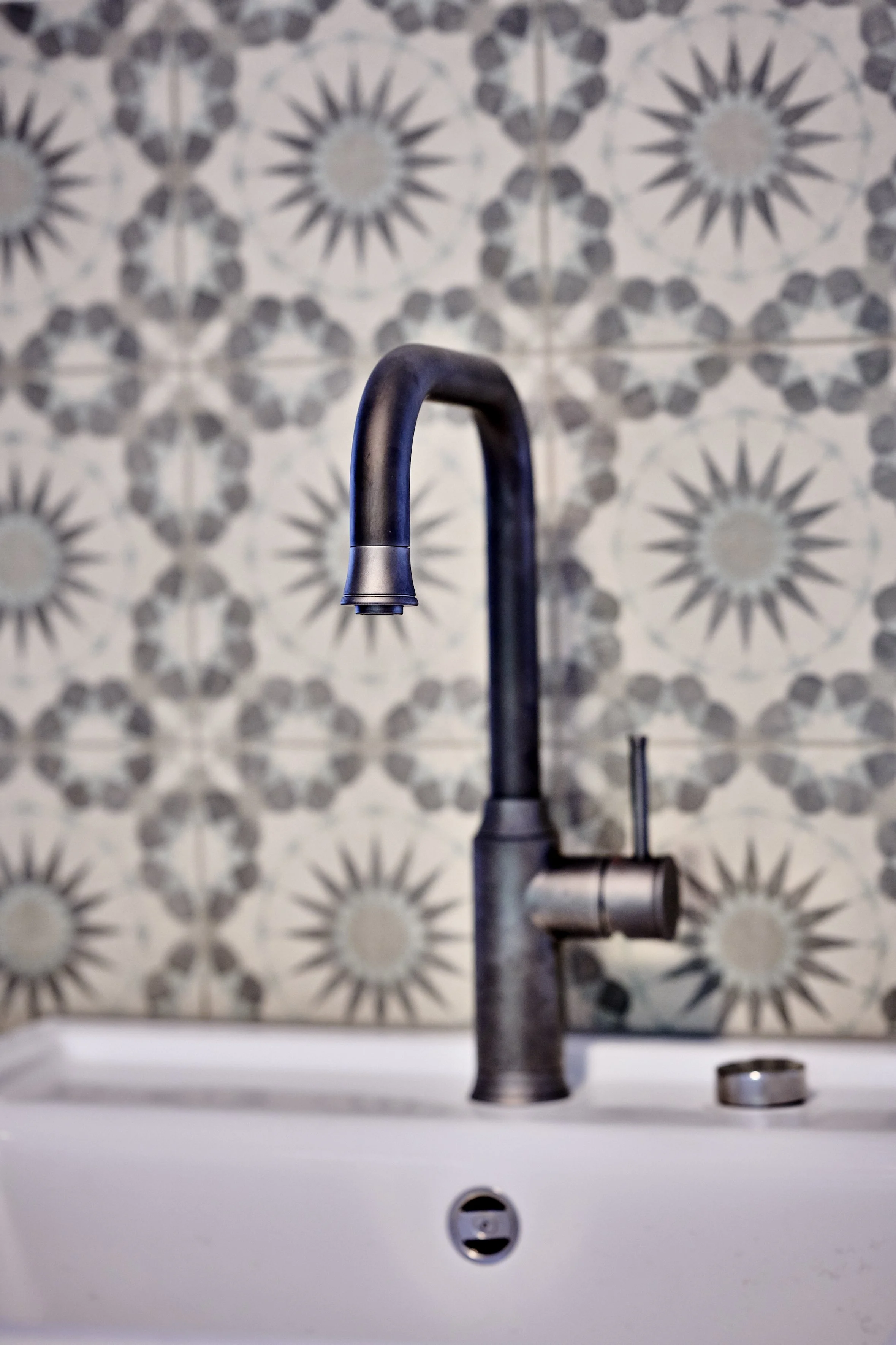 Küche Spritzschutz Fliesen gemustert Keramikspülbecken Weiß Armatur Bronze Moderner Landhausstil 