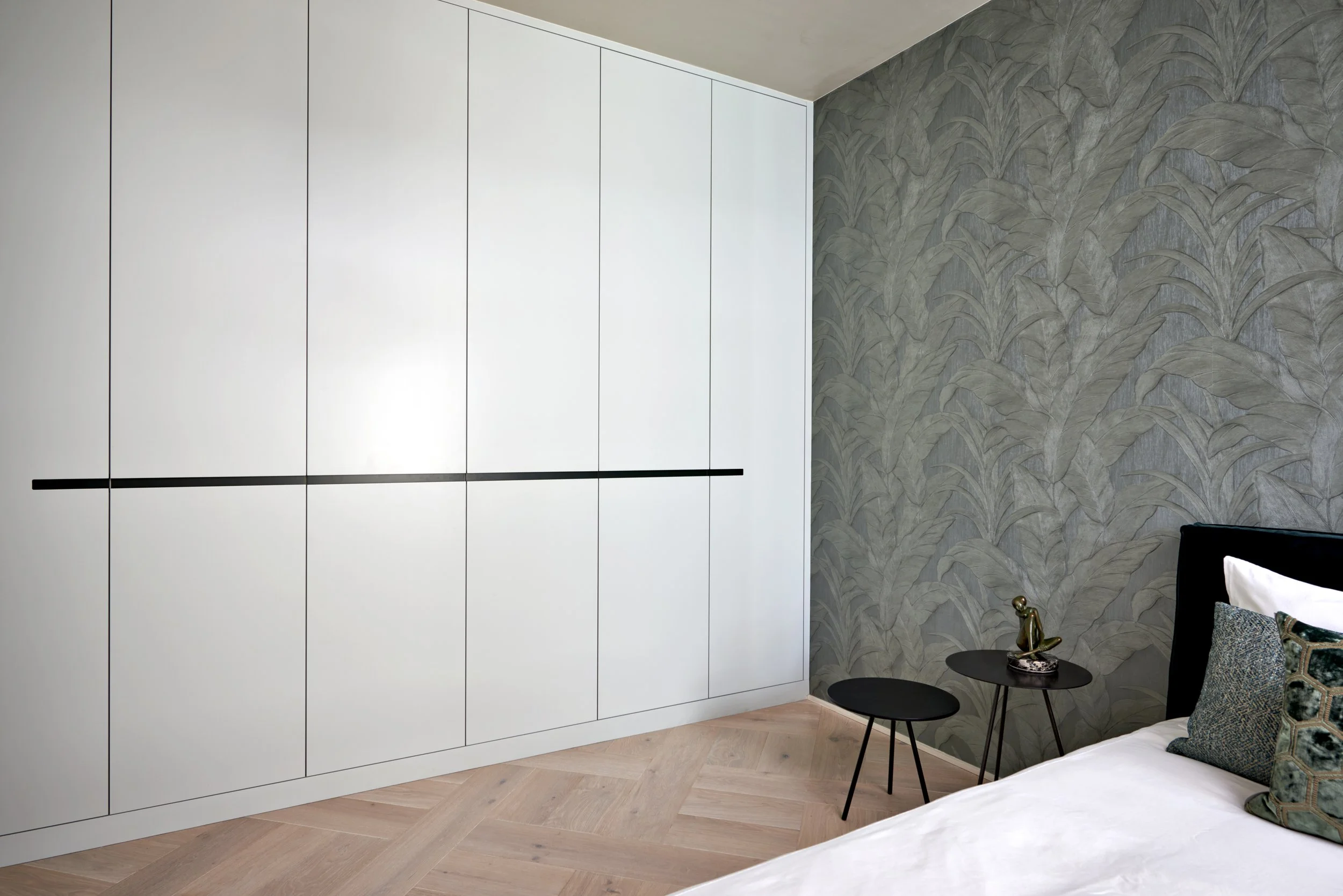 Schlafzimmerschrank Tischleranfertigung Farrow & Ball Farbe Tapete Arte Eichenparkett