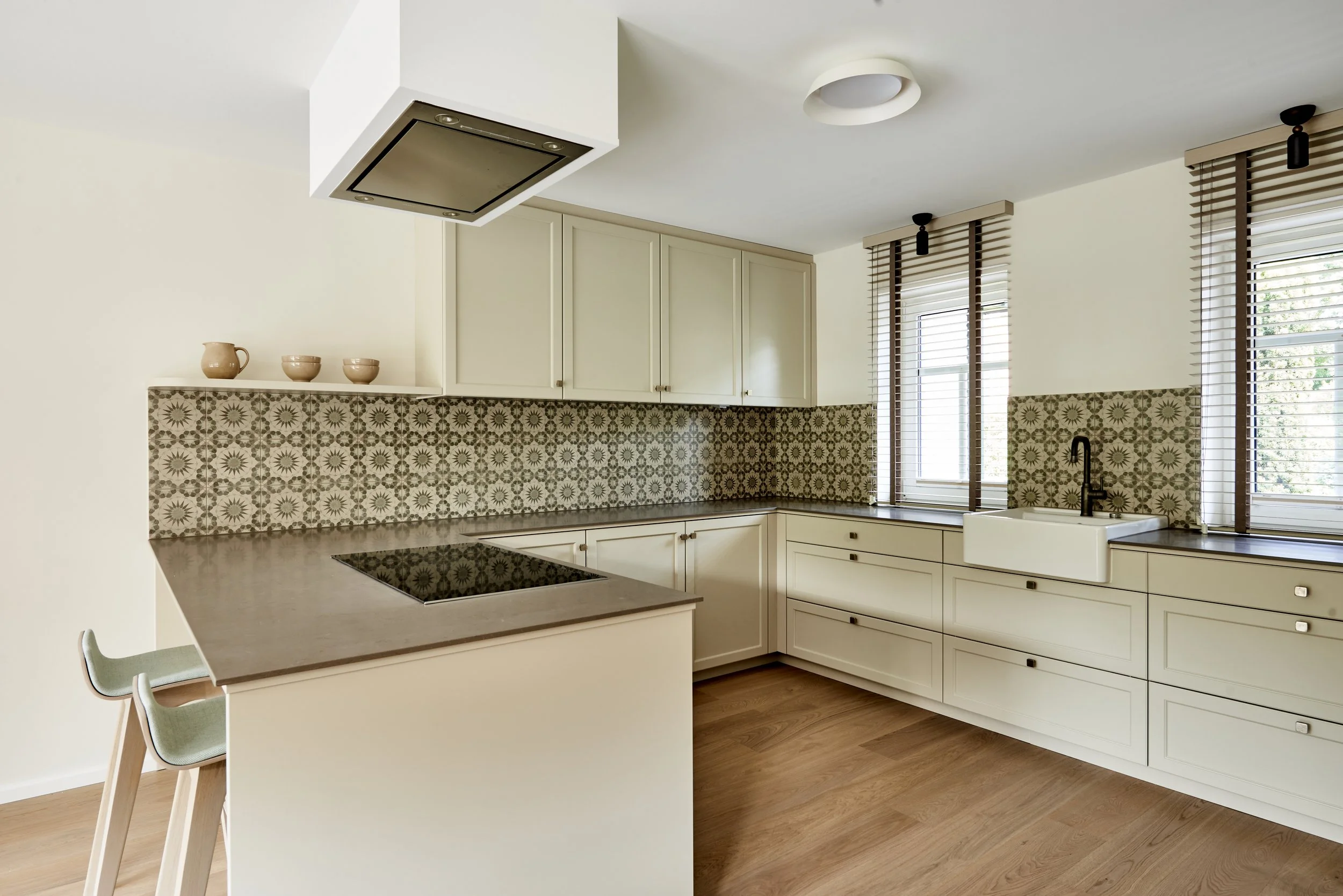 Küche beige Spritzschutz Fliesen gemustert Holzboden Moderner Landhausstil 