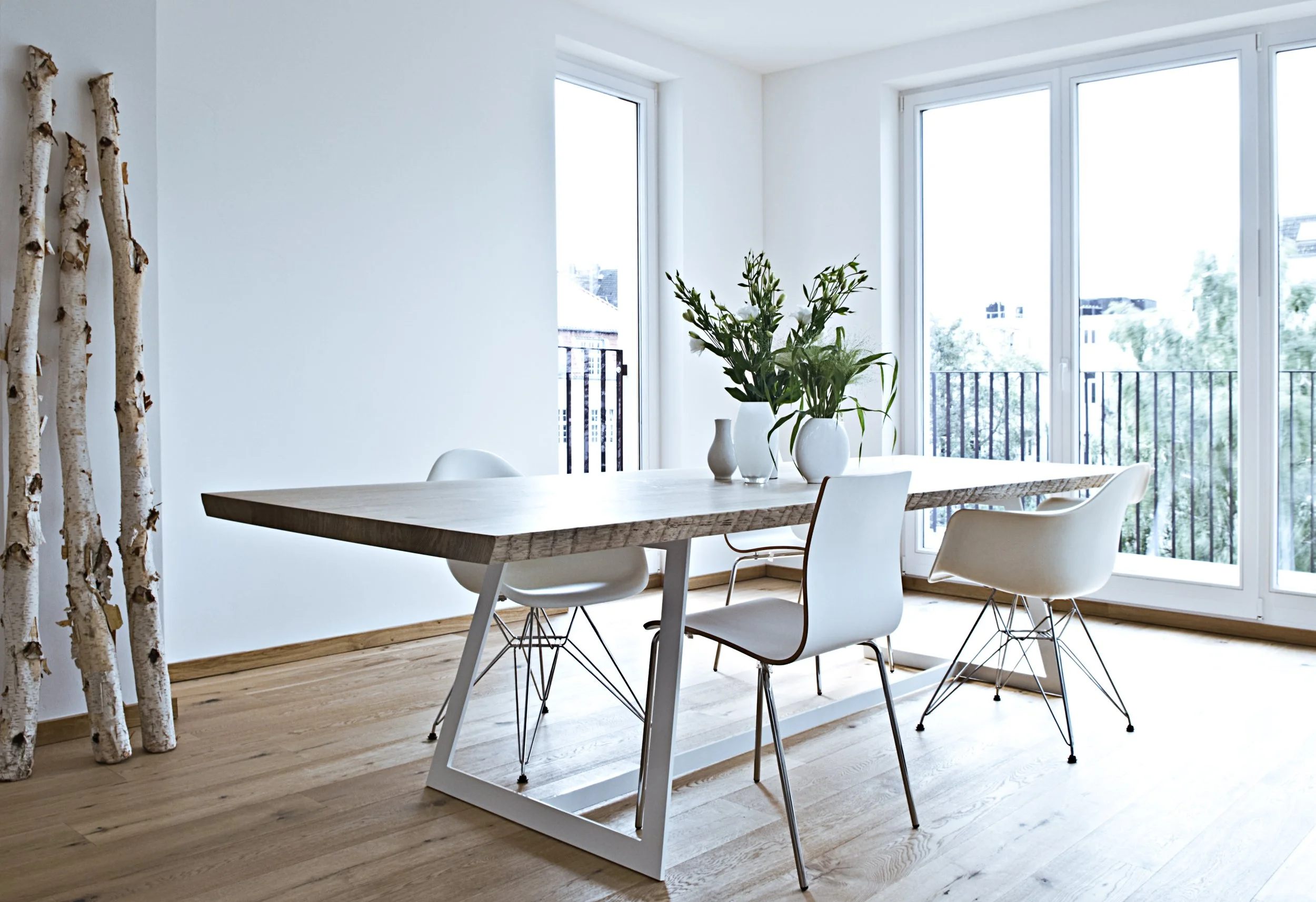 Essbereich Parkettboden Möbel weiss Tisch Eiche Metall weiss Stühle Eames weiss 