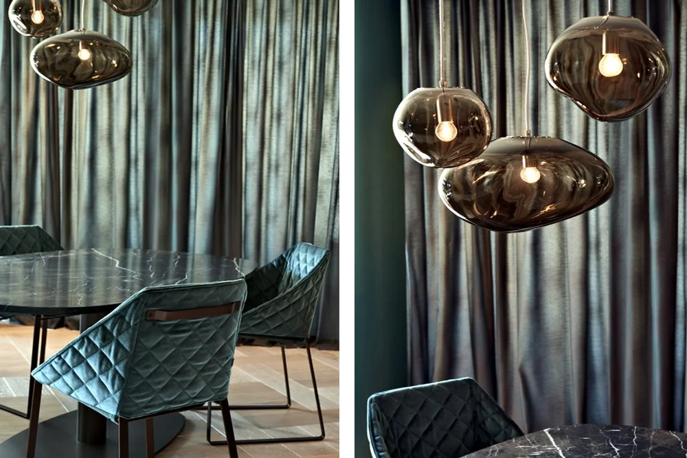 Stühle Kekke gepolstert Piet Boon Marmortisch Glaspendelleuchte Eloa braun Vorhänge petrol