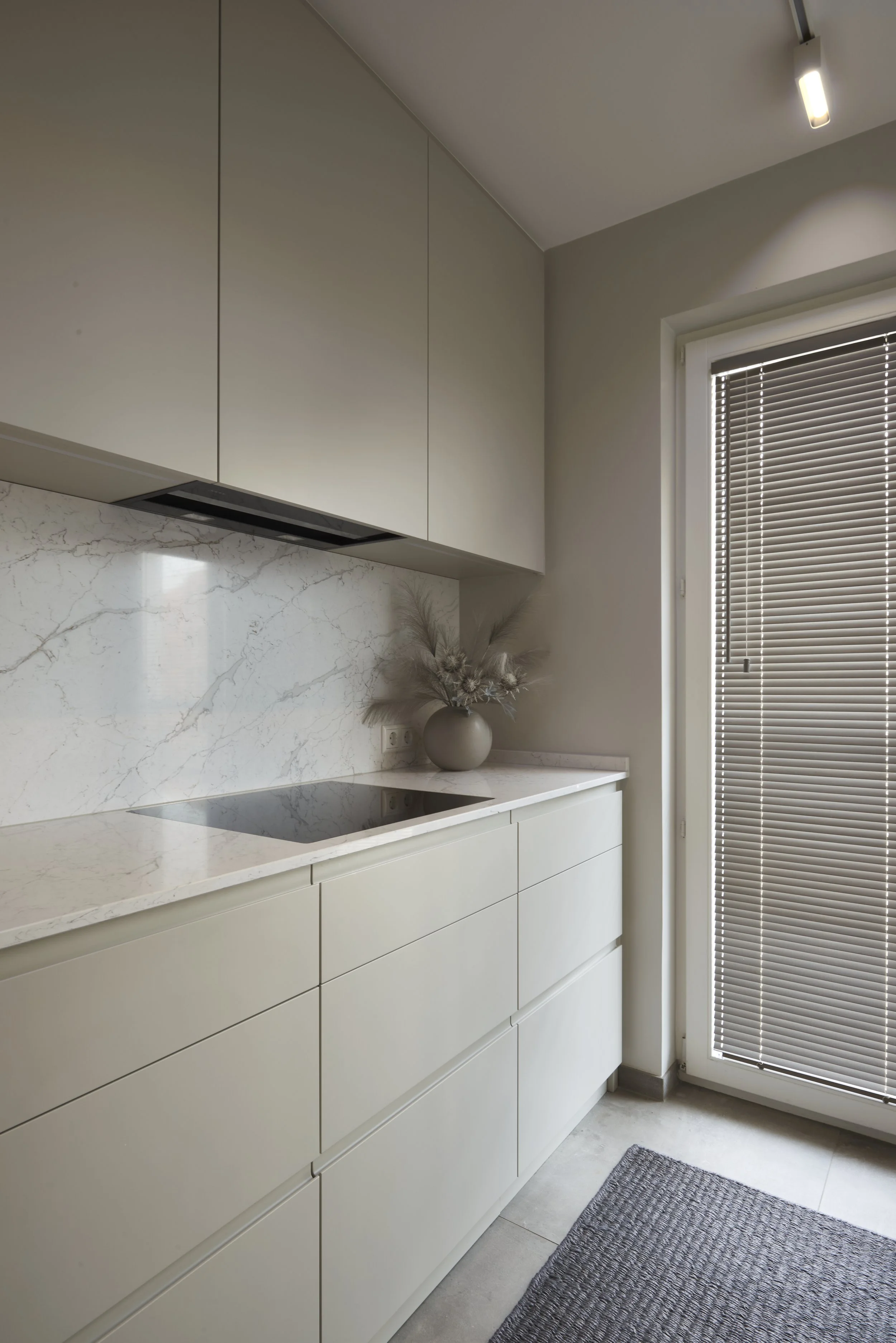 Küche modern hell Kunststein Arbeitsplatte Spritzschutz Tischleranfertigung Holzjalousien