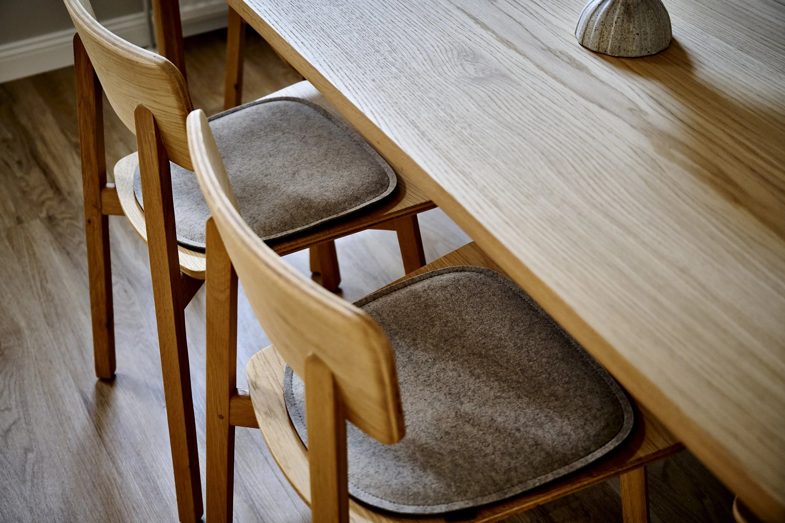 Tisch und Stühle Holz Wollfilz Sitzauflagen