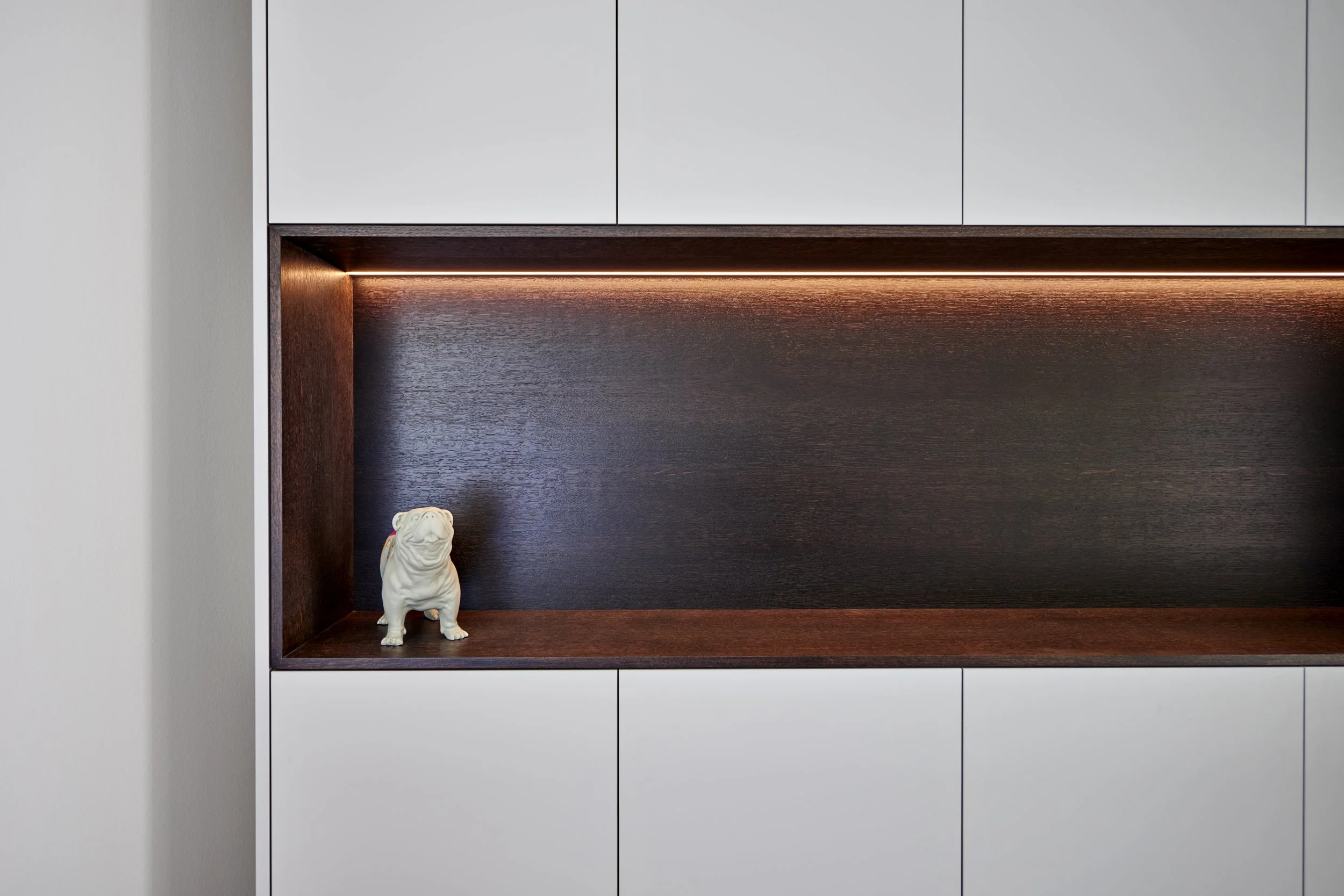 Einbauschrank offen Fach Nussbaum Tischleranfertigung Farrow & Ball Farbe mint grifflos Apartment HafenCity