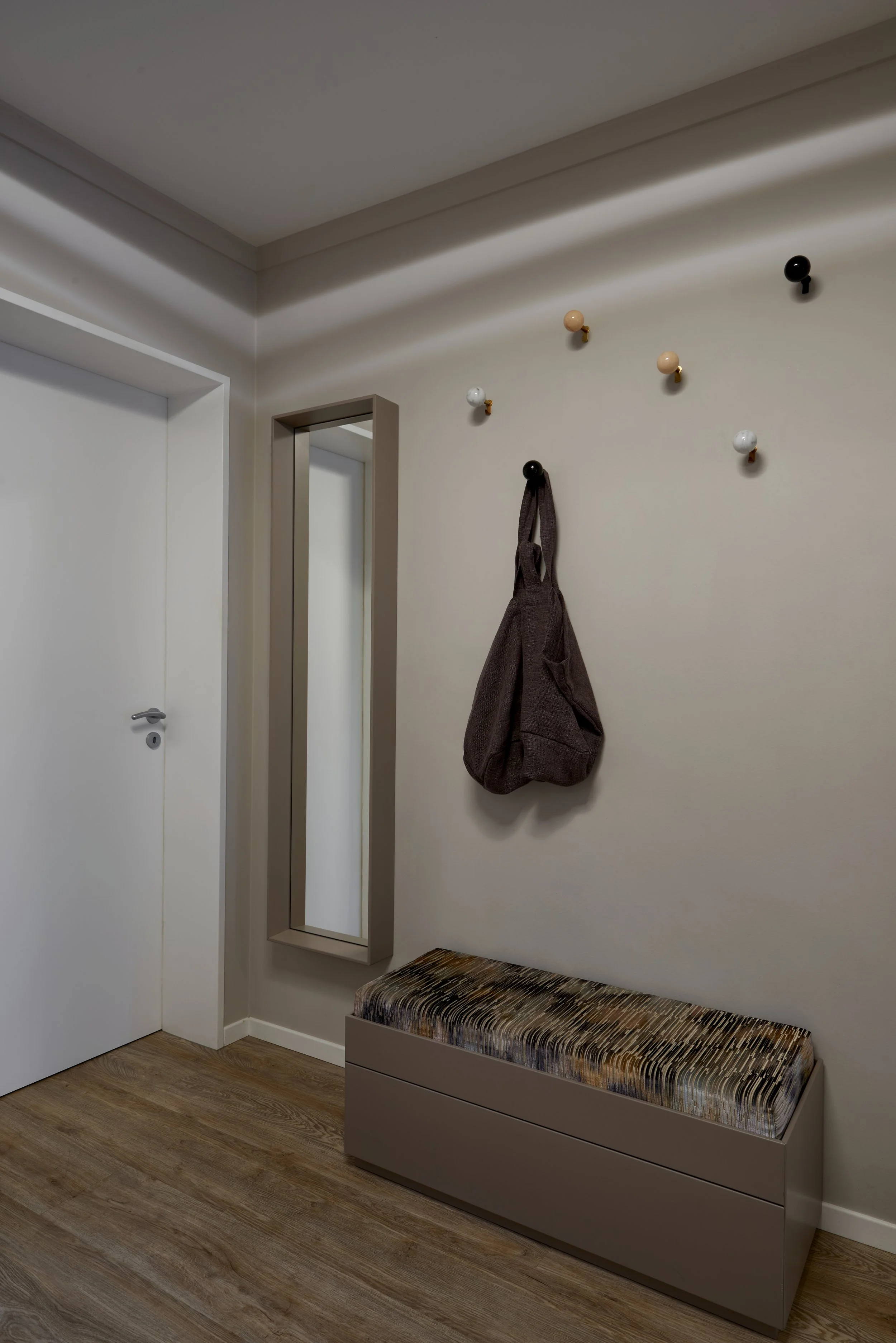 Flurgestaltung Schönbuch Möbel Accessoires Garderobenhaken Marmor Sitzbank gepolstert Romo Black Edition