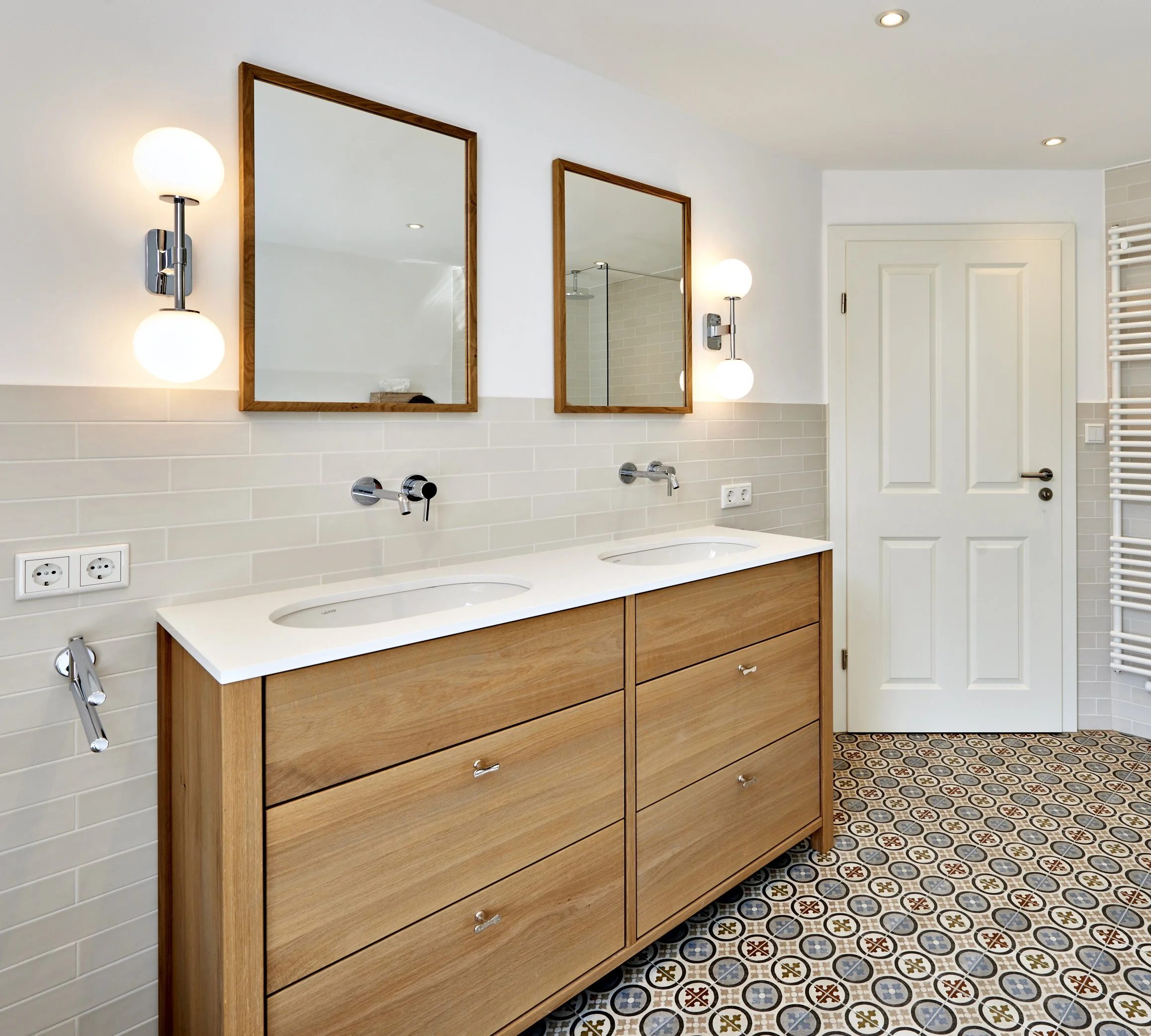 Bad Waschtischanlage Wandarmaturen Spiegel Landhausstil Bodenfliesen bunt