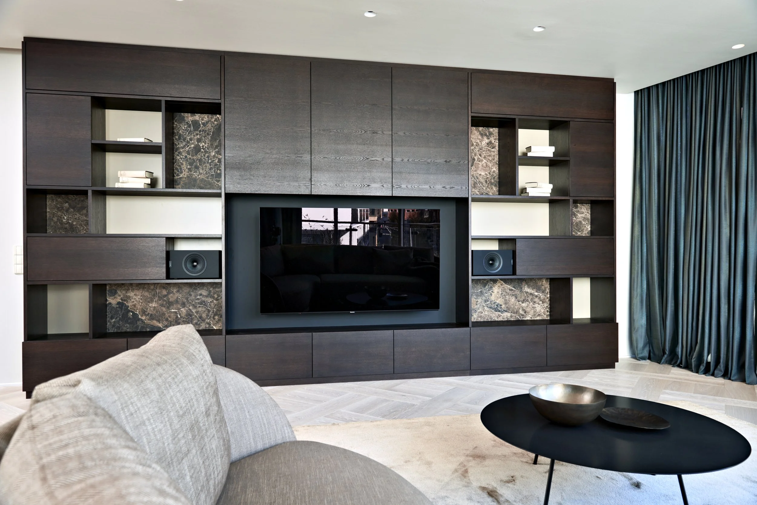 Wohnzimmer Schrankwand Nussbaum modern Ambiente Apartment HafenCity